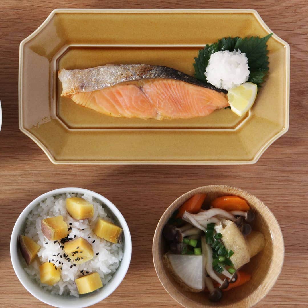おうちごはん編集部さんのインスタグラム写真 - (おうちごはん編集部Instagram)「【 #おうちごはんキャンペーン 】﻿﻿﻿﻿ 1月から「 #おうち和ごはん 」をテーマに様々な日本の伝統食材や和食の魅力を楽しんでいただいていますが、9月は「魚」をテーマにした「 #魚を味わう長月 」投稿キャンペーンを開催します‼ ﻿. 9月に入り、まだ残暑が残る日々が続きそうですが、朝晩は暑さも落ち着いて徐々に秋の気配を感じられるようになってきました🍂🍁 秋といえば、食欲の秋😋🎵おいしいものがたくさん出回る季節で、魚もその1つです🐟  秋に旬を迎える魚もいっぱいあるので、今月はおいしい魚をたくさん味わって、「#魚を味わう長月」のハッシュタグをつけて投稿してください☝みなさんのご応募、お待ちしています😊❗ .﻿ 今回のキャンペーンの賞品には 、魚を盛り付けたくなる長皿をご用意しました🍽「美濃焼」の伝統と、その伝統に培われた技術を持つ２つの窯元、そしてデザイナーの小野里奈さんの3者による新しい器のシリーズ「瑞々（みずみず）」の「すみきり長皿」をプレゼント🎁（2枚目画像）白磁にやや青みがかった表情のある「青白」と程よい軽やかさのある飴釉が魅力的な「うす飴」を2枚セットにしてお届けします✨ ※写真の色は「うす飴」です . 旬のおいしい魚を味わいながら、おうち和ごはんを楽しんでみてくださいね😌 ﻿. たくさんのみなさんのご参加をお待ちしています🎵 ﻿﻿. photo by @okamoto.yukako . ———————————— ◆キャンペーン概要﻿﻿﻿﻿ ———————————— 【応募期間】﻿﻿﻿﻿ 2019年9月1日（日）～9月30日（月）23:59まで . 【賞品内容・当選人数】﻿﻿﻿﻿ 瑞々（みずみず）『すみきり長皿』（青白・うす飴）2枚セット﻿﻿﻿を2名様にプレゼント . 【応募方法】﻿﻿﻿﻿ 1. おうちごはん公式Instagramをフォロー。﻿﻿﻿﻿ 2. 冷たい麺料理を楽しむの写真に必須ハッシュタグ「 #おうちごはんLover 」「 #おうち和ごはん 」「 #魚を味わう長月 」を付けて投稿。﻿﻿ ﻿※ハッシュタグは必ず3つ付けてください。﻿﻿﻿﻿ ※過去に投稿した写真にハッシュタグを付けてもOKです。﻿﻿﻿﻿ ﻿﻿﻿. 【当選発表】﻿﻿﻿﻿ 2019年10月中旬におうちごはんWEBサイトにて行います。﻿﻿﻿﻿ ※受賞された方は、おうちごはんのInstagramよりダイレクトメッセージでご連絡させていただきます。﻿﻿﻿ ———————————— . キャンペーン詳細はおうちごはんプロフィール @ouchigohan.jp よりチェック☝️ https://ouchi-gohan.jp/2374/ . ［staff : KaneKoma］﻿﻿ . #おうちごはんlover #おうちごはんラバー #ouchigohanlover  #ouchigohan #いつものいただきますを楽しく #おうちカフェ #おうちごはん #instafood #foodpic #onthetable#onmytable #foodporn #foodphoto#foodstyling #japanese #和ごはん #和食 #日本食 #伝統 #魚 #焼き魚 #魚料理 #魚介 #魚を味わう長月 #秋ごはん」9月1日 11時01分 - ouchigohan.jp