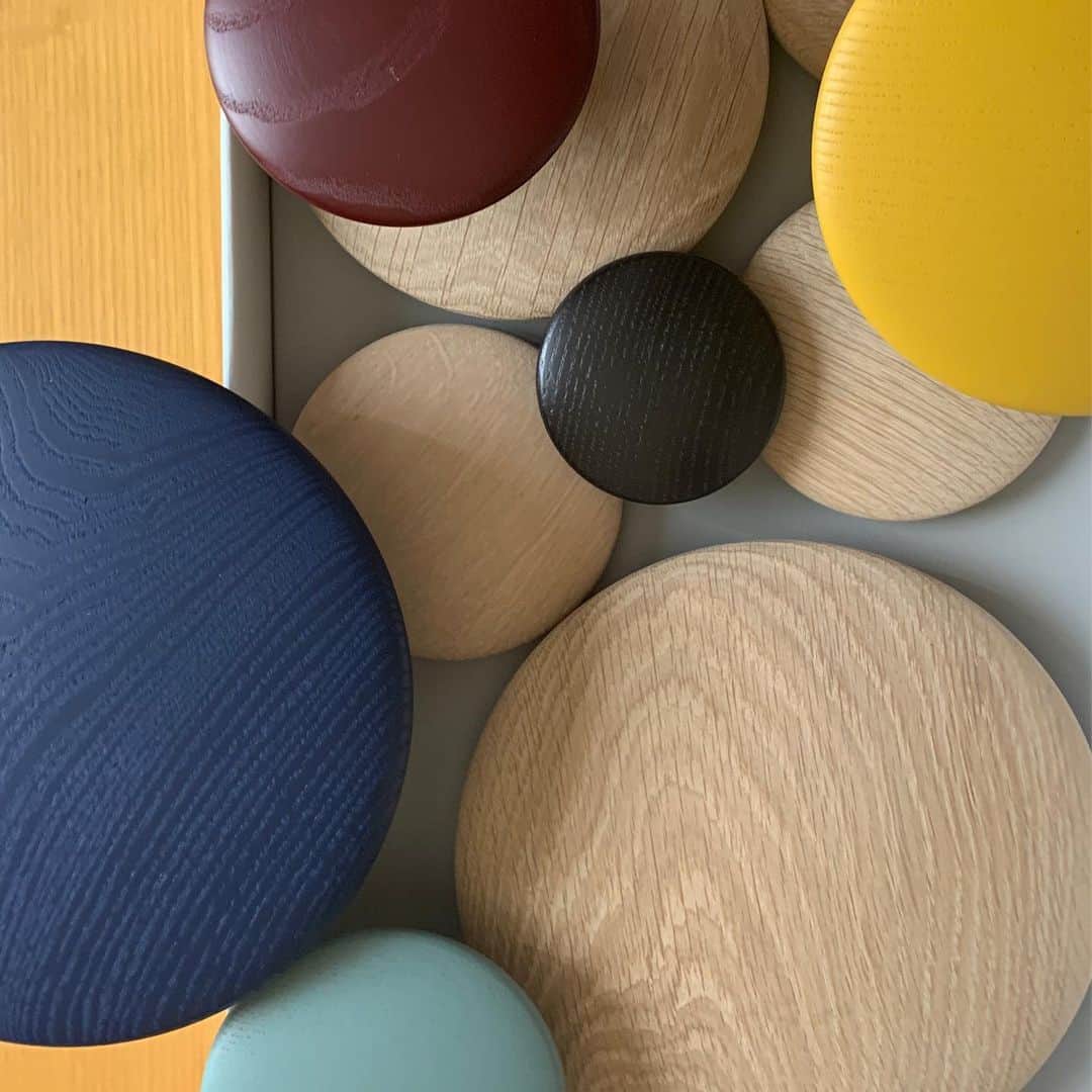 のインスタグラム：「フィンランドから取り寄せ。壁に直付けするコートフック。 #muuto #thedots」