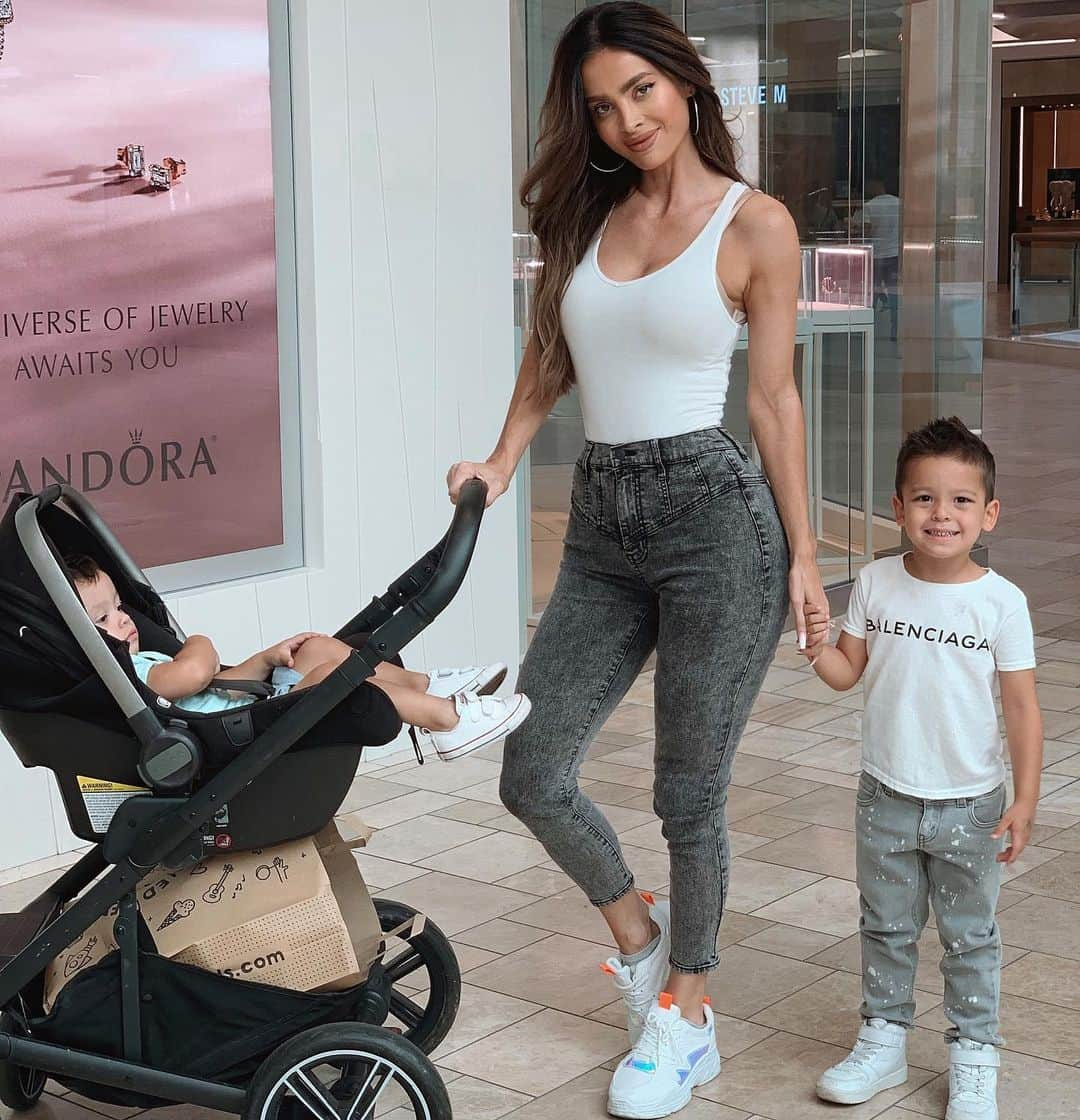 サラ・ステージさんのインスタグラム写真 - (サラ・ステージInstagram)「I do not recommend the mall with 2 kids 🤣 (Jeans and tank @fashionnova )」9月1日 11時08分 - sarahstage