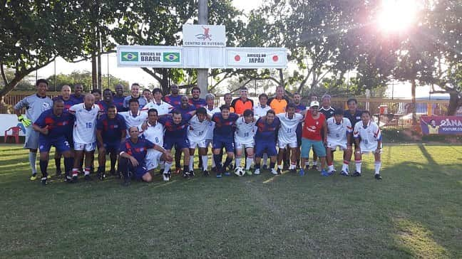 ジーコさんのインスタグラム写真 - (ジーコInstagram)「Bela confraternização entre brasileiros e japoneses com direito a pelada,arbitrado pelo Marcelo Lima, e churrasco com todos saboreando a Cerveja Imperio. Esse ano tivemos a presença do Ogasawara,na foto com meu filho Thiago, um dos maiores vencedores da historia do Kashima. Parabéns a todos pelo belo trabalho.」9月1日 11時18分 - zico