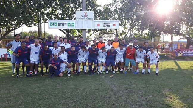 ジーコさんのインスタグラム写真 - (ジーコInstagram)「Bela confraternização entre brasileiros e japoneses com direito a pelada,arbitrado pelo Marcelo Lima, e churrasco com todos saboreando a Cerveja Imperio. Esse ano tivemos a presença do Ogasawara,na foto com meu filho Thiago, um dos maiores vencedores da historia do Kashima. Parabéns a todos pelo belo trabalho.」9月1日 11時18分 - zico