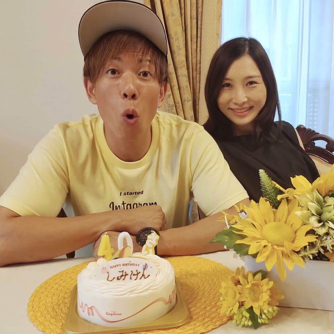 のインスタグラム：「2014年の5月に出会ったから...﻿ ﻿ 旦那の誕生日を﻿ 一緒に祝うのは﻿ 6回目🎂﻿ ﻿ 毎年、（去年は何してたっけ...﻿） ってなるんですが、﻿ ﻿ こういう時に﻿ 便利なのがSNSで... ﻿ 去年の出来事は3枚目☺️﻿ ﻿ KICK THE CAN CREWさんの﻿ ライブに行ってました🙏﻿ ﻿ #お誕生日 ﻿ #시미켄 #시미켄TV #shimiken #しみけん #清水健 #happybirthday #家族フォト #40歳 #マタニティ服 #マタニティワンピース #マタニティ #マタニティコーデ」