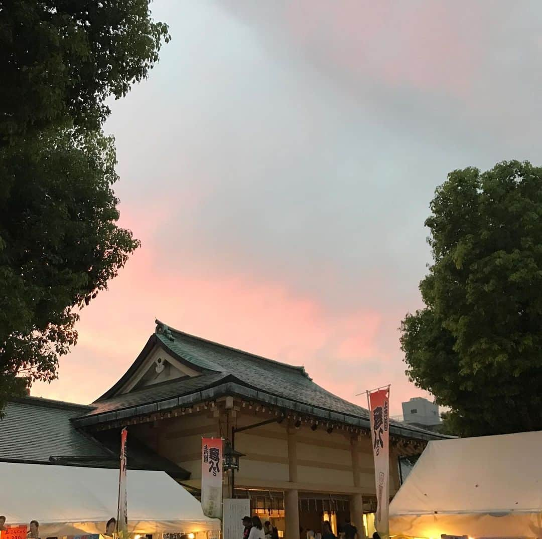 笑福亭鉄瓶さんのインスタグラム写真 - (笑福亭鉄瓶Instagram)「大阪・生國魂神社(いくたま)で本日も上方落語ファン感謝祭・彦八まつり  私、本日はお休みをいただいてお仕事です！  写真は昨日の雨上がりの夕空@いくたまさん  #笑福亭鉄瓶 #鉄瓶 #落語 #落語家 #落語会 #上方落語 #ライブ #イベント #彦八まつり」9月1日 11時21分 - teppeishoufukutei