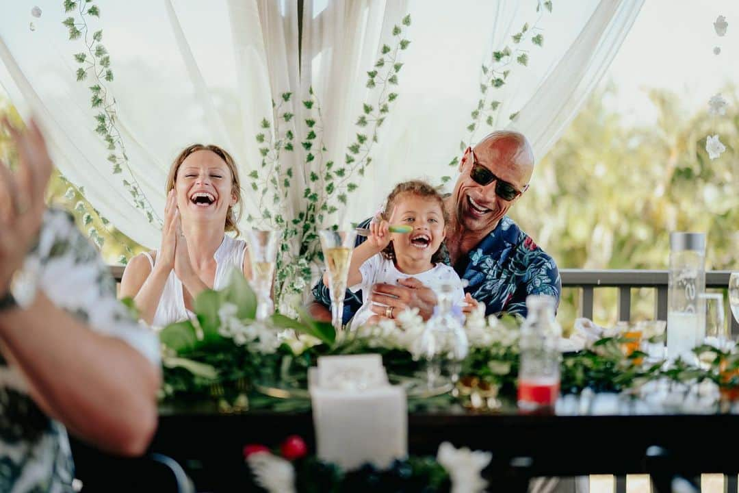 ドウェイン・ジョンソンさんのインスタグラム写真 - (ドウェイン・ジョンソンInstagram)「We love you family. On our wedding day, thank you for giving us your full hearts, love and support.  Meant the world to us.  Our ohana who sang beautiful songs and danced gorgeous hulas for us, also known in the streets as droppin’ it like its hot 🔥🤣 #johnsonhashianwedding  #pomaikai 🥃 @jonbrandoncruz 📸」9月1日 11時37分 - therock