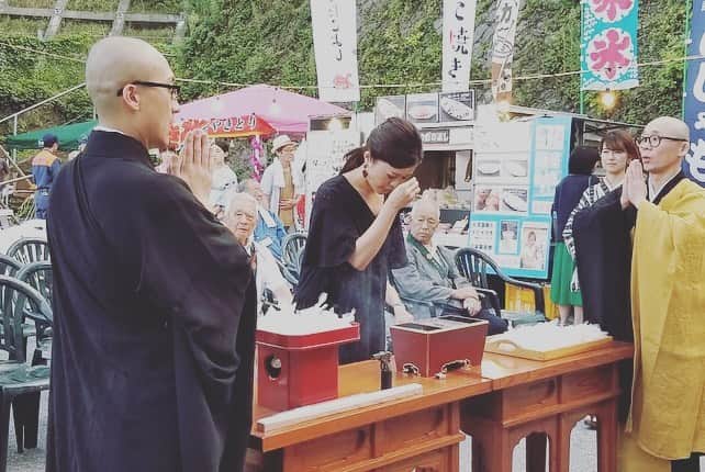 大山百合香さんのインスタグラム写真 - (大山百合香Instagram)「人生初めての東北。 ずっとずっと行きたかった東北。 いつか東北で歌を…と願い続けてやっと叶いました。 shizukuの音を東北の地で奏でてほしいと声をかけてくれ、ご縁を繋いで下さった小川ママ、萬福寺の高橋夫妻には心から感謝です。 そして、そんな私達をあたたかく迎えて下さった青龍寺の和尚、奥様、お祭り当日お忙しい中、大槌町、釜石と、遠距離まで私達を案内して下さった中川さん！ お世話になった皆さん、出会った皆さん、遠方から青龍寺までステージを聴きに来て下さった方々、陸前高田に住んでいるお友達シンガーの雪音ちゃん！ そして今回同じ思いで東北を旅し、演奏したカヤグムsangmiちゃん！！ すべての皆様に感謝の気持ちでいっぱいです！！！ 色んなこと、色んな思いがありすぎて書ききれないのですが、東日本大震災の爪痕はあまりにも大きすぎて、心を痛めたりもしたけど、 と同時に、復興の力、人間の力もまたすごいなぁと感じました。  こんな恐ろしい津波がこの街に押し寄せたとは到底思えないくらい、想像もできないくらいに、  海も空も街も人も、みんな穏やかで優しかった。  今回東北に初めて訪れて目にしたもの、触れたもの、感じたことは、きっとこれからの自分の人生の中でも大きな影響を与えてくれると思います。 そして、来年また来たいな。 いや、必ず行きます！  来年は、河童のクゥと夏休みの舞台になった"遠野"へも行ってみたいなー！ . . 東北の旅での思い出を浮かべながら、新幹線で東京へ向かっています！  今日は横須賀へ！ 沖縄のイベント"いーちゃイチャfestivalに初出演です！ 東北のお祭り→沖縄のイベント  と、まるでクゥちゃんみたいに旅をしながら、本日もしっかり想いを届けてきます！ お近くの方はぜひ♫ ▶︎9/1（日）第12回いーちゃイチャfestival 場所: 横須賀市役所前公園　（横須賀市小川町9） 時間: 10時〜18時 （大山百合香の出演は14:40頃からの予定です）  #青龍寺#気仙沼#青龍寺地蔵尊まつり#shizuku#sangmi#大山百合香#」9月1日 11時40分 - ohyamayurika