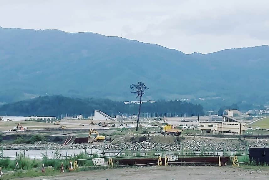 大山百合香さんのインスタグラム写真 - (大山百合香Instagram)「人生初めての東北。 ずっとずっと行きたかった東北。 いつか東北で歌を…と願い続けてやっと叶いました。 shizukuの音を東北の地で奏でてほしいと声をかけてくれ、ご縁を繋いで下さった小川ママ、萬福寺の高橋夫妻には心から感謝です。 そして、そんな私達をあたたかく迎えて下さった青龍寺の和尚、奥様、お祭り当日お忙しい中、大槌町、釜石と、遠距離まで私達を案内して下さった中川さん！ お世話になった皆さん、出会った皆さん、遠方から青龍寺までステージを聴きに来て下さった方々、陸前高田に住んでいるお友達シンガーの雪音ちゃん！ そして今回同じ思いで東北を旅し、演奏したカヤグムsangmiちゃん！！ すべての皆様に感謝の気持ちでいっぱいです！！！ 色んなこと、色んな思いがありすぎて書ききれないのですが、東日本大震災の爪痕はあまりにも大きすぎて、心を痛めたりもしたけど、 と同時に、復興の力、人間の力もまたすごいなぁと感じました。  こんな恐ろしい津波がこの街に押し寄せたとは到底思えないくらい、想像もできないくらいに、  海も空も街も人も、みんな穏やかで優しかった。  今回東北に初めて訪れて目にしたもの、触れたもの、感じたことは、きっとこれからの自分の人生の中でも大きな影響を与えてくれると思います。 そして、来年また来たいな。 いや、必ず行きます！  来年は、河童のクゥと夏休みの舞台になった"遠野"へも行ってみたいなー！ . . 東北の旅での思い出を浮かべながら、新幹線で東京へ向かっています！  今日は横須賀へ！ 沖縄のイベント"いーちゃイチャfestivalに初出演です！ 東北のお祭り→沖縄のイベント  と、まるでクゥちゃんみたいに旅をしながら、本日もしっかり想いを届けてきます！ お近くの方はぜひ♫ ▶︎9/1（日）第12回いーちゃイチャfestival 場所: 横須賀市役所前公園　（横須賀市小川町9） 時間: 10時〜18時 （大山百合香の出演は14:40頃からの予定です）  #青龍寺#気仙沼#青龍寺地蔵尊まつり#shizuku#sangmi#大山百合香#」9月1日 11時40分 - ohyamayurika