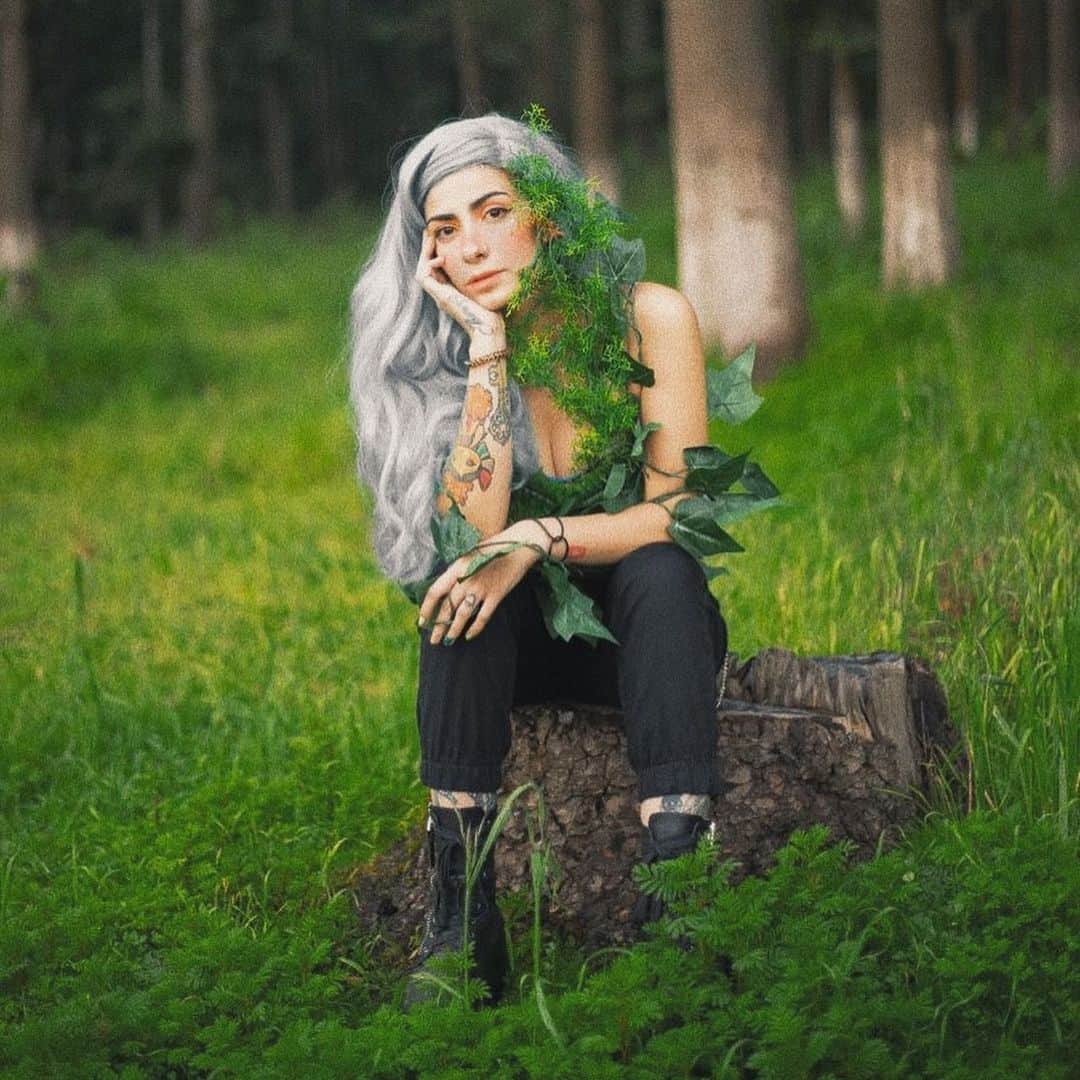 ミランダ・イバネスのインスタグラム：「Se me ocurrió hacer una fotito super verde después de ir a reforestar con natura más de 1000 árboles ! 🌿  Fue mi primera vez! Y claro que quiero repetirlo! 🍃🌱✨ Hay que regresarle un poquito a la tierra de todo lo que nos da! 🙂  Y es increíble el saber que ellos vivirán más que yo, que ayudarán al planeta toda la vida! 💚  Plantamos ocote blanco! :) Tu has plantado un árbol? 🌲🌳 @busheadoph 📸  @natura.mexico ♥️ #ElMundoEsMasBonitoContigo」