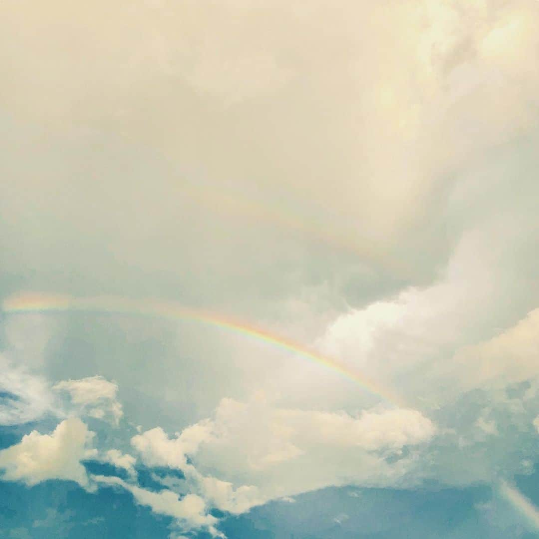 山崎美弥子さんのインスタグラム写真 - (山崎美弥子Instagram)「Day of Rainbow  虹の日。  #surf #ocean #island #beach #art #artwork #shell #coral #hawaii #painting  #landscape  #contemporaryart #seascape #canvas #artstudio #light #life #live #miyakoyamazaki #hawaii #tokyo 山崎美弥子 #絵画」9月1日 11時50分 - miyakoyamazaki