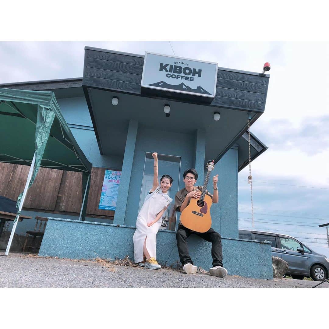 etsucoのインスタグラム：「* * * Back Lush at KIBOH COFFEE お越しくださった皆様、 本当にありがとうございました✨ * SPアコースティックライブ最高でした🎸 * ぴょんちゃんと一緒に出来た事が本当に嬉しかったし、ゆっくり話せたし、今後もっとぴょんちゃんと動きたいと思ってます！ * お楽しみに♥️♥️♥️♥️ * スタッフ、関係者、共演者の皆様も本当にありがとうございました！ * * #backlash #soundstage #kibohcoffee #suzuka #acousticlive #guitar #guitarist #宇佐美俊平 #singersongwriter #etsuco」