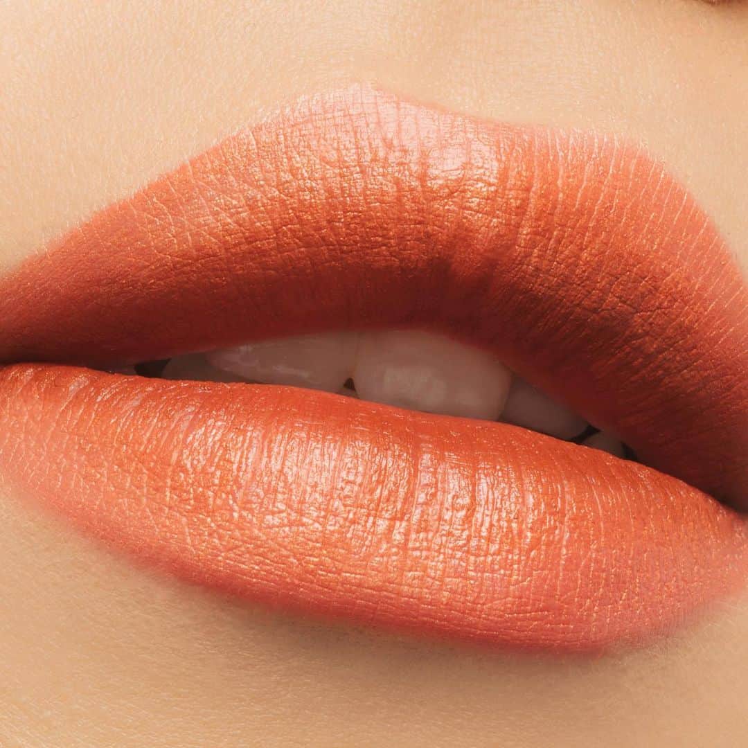 M∙A∙C Cosmetics Japanのインスタグラム：「⠀ ゴールドパールの入ったリップを全体につけて、内側に赤茶リップをプラス✨ じゅわっと滲むようなグラデーションリップで遊び心のある口元へ💋❤️ ⠀ ↓↓使用製品↓↓ [リップスティック]　CB96 [リップスティック]　マラケシュ ⠀ MAKEUP AND　MODEL： M･A･C ARTIST RIE HIROO @macpro_tokyo PHOTO: @takaki_iwata ⠀ ⠀ ⠀ ⠀ ⠀ #MACCosmeticsJapan #MACコスメ #MACCosmetics #MAC #URBANSUMMER #コスメ #メイク #リップ #オレンジ #トレンド #トレンドメイク #グラデーションリップ #MACリップ」