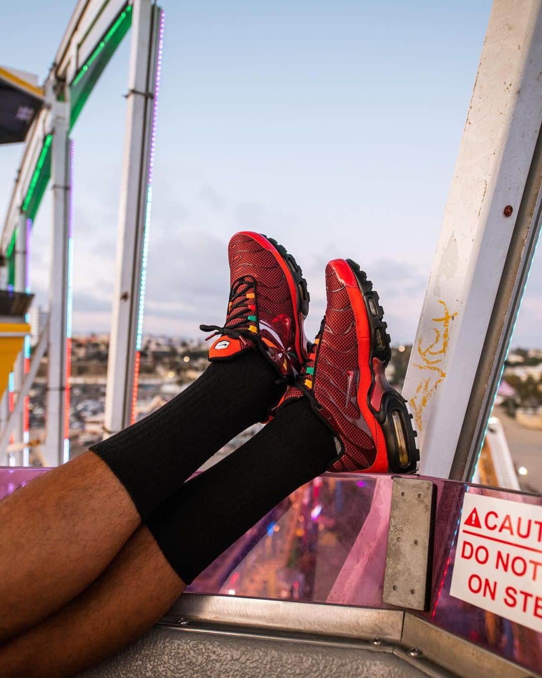 Foot Lockerさんのインスタグラム写真 - (Foot LockerInstagram)「🎡 #BecauseSneakers #Nike #EvolutionOfTheSwoosh Sunburst Swoosh Collection  Available Now, In-Store and Online 📷: @basic_cam @footlockerla」9月1日 11時54分 - footlocker