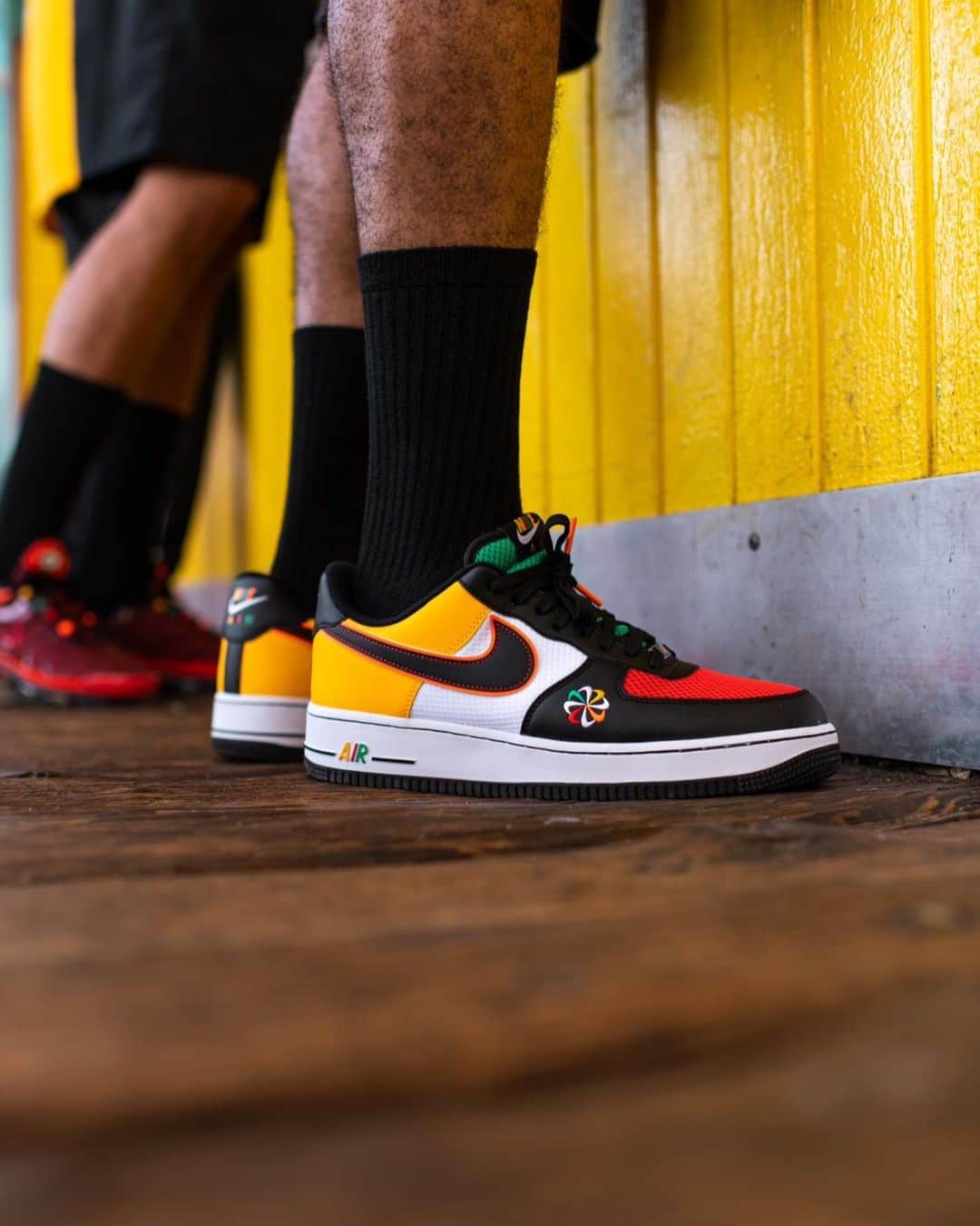 Foot Lockerさんのインスタグラム写真 - (Foot LockerInstagram)「🎡 #BecauseSneakers #Nike #EvolutionOfTheSwoosh Sunburst Swoosh Collection  Available Now, In-Store and Online 📷: @basic_cam @footlockerla」9月1日 11時54分 - footlocker