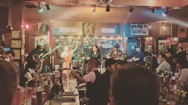 Karinのインスタグラム：「The JAYA PUB in ジャカルタ 音楽は国境を越える🇯🇵🇮🇩 このノリと一体感が最高❣️ ・ #ジャカルタ #jakarta #バリ #bali #インドネシア #indonesia #パブ #シンガー #シンガーソングライター #音楽 #音楽好きな人と繋がりたい  #ライブ #写真 #photo #music #ilovemusic #livemusicphotography #musicgram #karin #singer #singersongwriter #standbyme」
