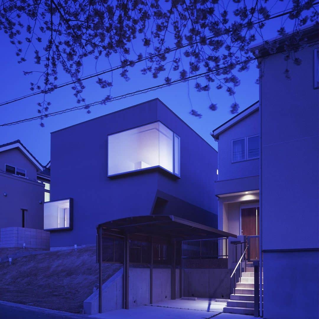 Horibe Associates co., ltd. さんのインスタグラム写真 - (Horibe Associates co., ltd. Instagram)「・ House in Suita  樹齢50年以上の桜の木を借景とするピクチャーウィンドウが特徴の住宅です。  more⇨@horibeassociates  photo kaori ichikawa」9月1日 12時19分 - horibeassociates