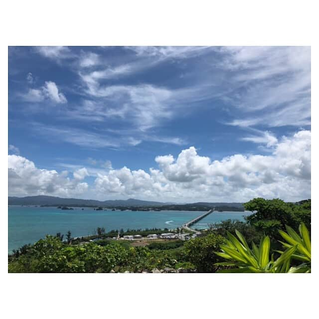 早乙女わかばさんのインスタグラム写真 - (早乙女わかばInstagram)「.﻿ 古宇利島🏝﻿ ﻿ 絶景👏🏻👏🏻👏🏻﻿ ﻿ 青い空に‼️青い海に‼️自然の緑‼️﻿ ﻿ 最高でありました😍✨﻿ ﻿ 海と空のコラボレーションが大好き❤﻿ ﻿ あんな以外が雨女なので🤦🏻‍♀️大変心配しておりましたが、この通り快晴☀️☀️☀️﻿ ﻿ 空の神様に感謝🙏🏻✨﻿ ﻿ そして最後はシーサーと💕﻿ 「はいッ‼️シーサー😆」﻿ なんか表情似てませんか？笑﻿ ﻿ #古宇利島﻿ #絶景﻿ #青い空﻿ #青い海﻿ #自然の緑﻿ #感謝﻿ #シーサー﻿ #沖縄﻿ #わかばtrip」9月1日 12時19分 - s_wakaba.94