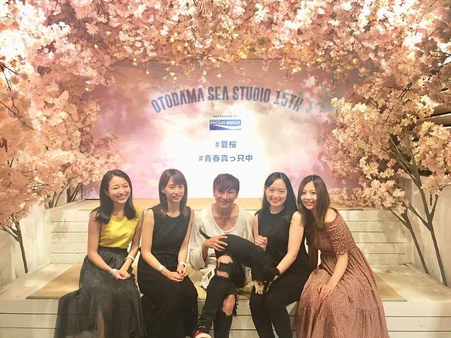 西村季里子のインスタグラム：「・ LIVEのあとのBBQにも 参加させてもらいました🙊🍖💗 クレイさんにも久しぶりにお会いできて 嬉しかった〜〜〜🙌🏻✨✨ 愛犬のモナカも可愛すぎた🥰 中学の頃からずっとずっと大好きな YUIさんと一緒に焼きそばを 食べられる日がくるなんて 夢のような時間でした🙏🏻 夏の最後に最高の思い出ができた🌻 今日から9月🍁 楽しく過ごせますように😇 #otodama#otodamaseastudio #otodama2019  #音霊#LIVE#ライブ#三浦海岸#海 #BBQ#🍖#贅沢すぎる時間 #スキマスイッチ#氣志團#クレイユーキーズ#YUI #おっさんずラブ #主題歌 #夏#夏の終わり#夏の思い出 #follow #followme」