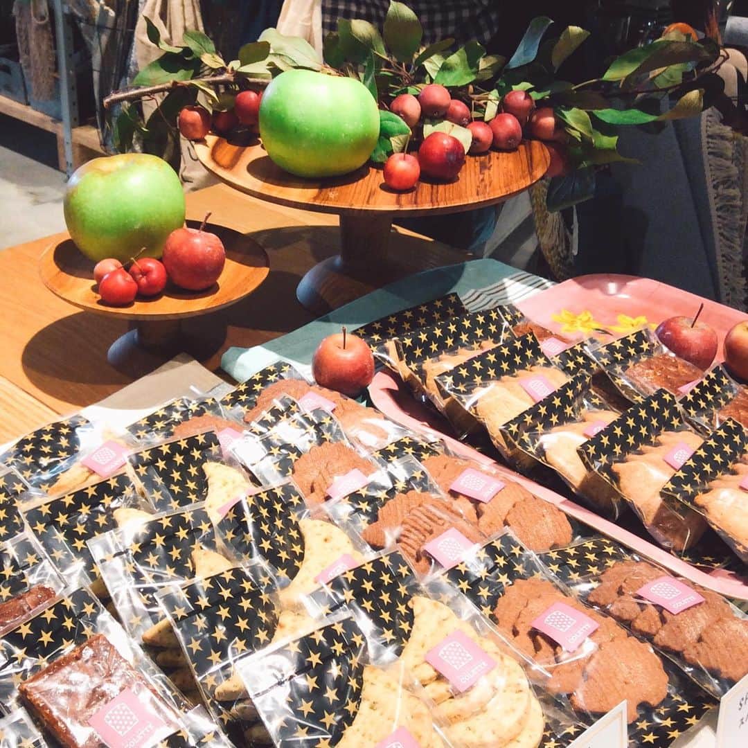 TODAY'S SPECIALさんのインスタグラム写真 - (TODAY'S SPECIALInstagram)「＜MARKET-Kyoto＞ 本日京都店では、西陣にお店を構える"焼き菓子工房COLETTEさん" ( @colette_kyoto)にお越しいただき、焼き菓子の販売をしています。 . 長野県の農園まで直接足を運び、仕入れたというブラムリーアップルを使用したタルトや、信州のとうもろこしを使用したキッシュ、他にも桃のケーキや定番の焼き菓子まで今回もたくさんお持ちいただきました！ . 暑さも和らぎ過ごしやすくなって来ましたね。ティータイムや食後のデザートに季節のお菓子を添えて秋の始まりを楽しむのも素敵です。是非お立ち寄りくださいませ。 . #todaysspecial #トゥデイズスペシャル #kyotobal #京都BAL #焼き菓子工房COLETTE#焼き菓子」9月1日 12時21分 - cibone_ts