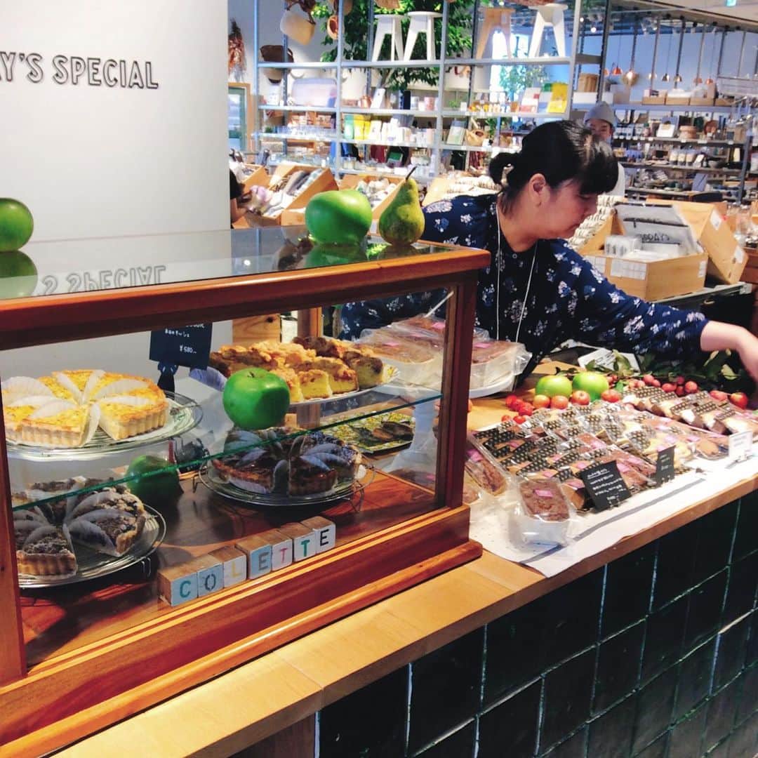 のインスタグラム：「＜MARKET-Kyoto＞ 本日京都店では、西陣にお店を構える"焼き菓子工房COLETTEさん" ( @colette_kyoto)にお越しいただき、焼き菓子の販売をしています。 . 長野県の農園まで直接足を運び、仕入れたというブラムリーアップルを使用したタルトや、信州のとうもろこしを使用したキッシュ、他にも桃のケーキや定番の焼き菓子まで今回もたくさんお持ちいただきました！ . 暑さも和らぎ過ごしやすくなって来ましたね。ティータイムや食後のデザートに季節のお菓子を添えて秋の始まりを楽しむのも素敵です。是非お立ち寄りくださいませ。 . #todaysspecial #トゥデイズスペシャル #kyotobal #京都BAL #焼き菓子工房COLETTE#焼き菓子」