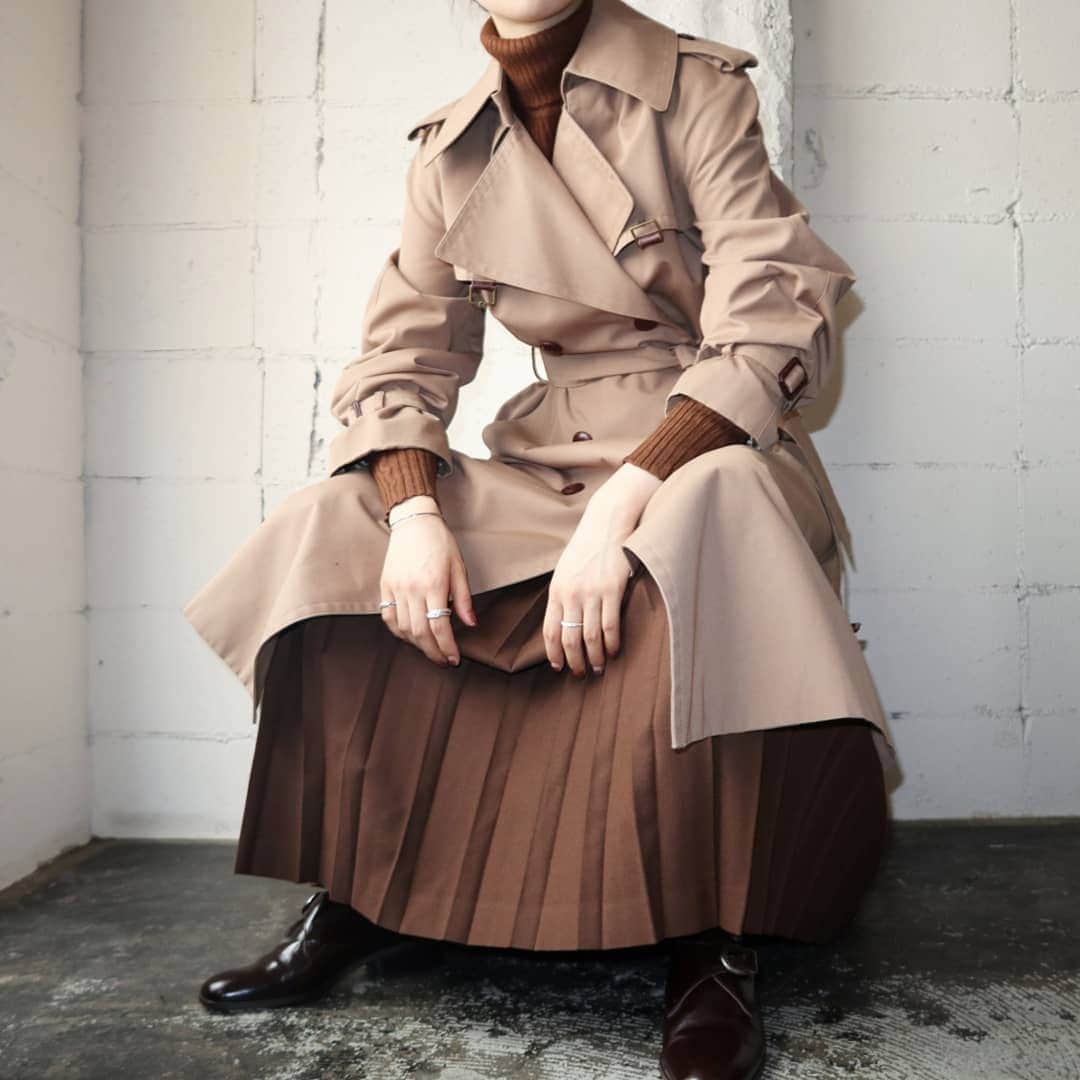 吉祥寺 古着屋 Orfeoのインスタグラム：「Beige Trench Coat  #orfeo #kichijoji #tokyo #vintage #used #fashion #coordinate #outfit #オルフェオ #吉祥寺 #東京 #古着 #古着屋 #ヴィンテージ #ユーズド #ファッション #コーディネート  掲載商品のお問い合わせはメールにて承っております。コメント、DMでのお問い合わせは受け付けておりませんのでご了承ください。」
