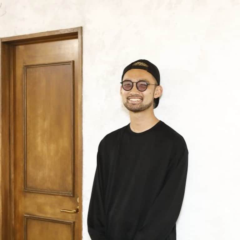のインスタグラム：「ヘアアレンジ動画をきっかけに書籍3冊を出版！【nico. . . 溝口和也さん】がInstagram活用術を指南＃1  今やスタイリストにとって、集客や自己PRのために欠かせない手段となっているSNS。ここではInstagramをうまく活用し、人気獲得や売上につなげたスタイリストにお話を伺い、5回にわたってSNS活用のコツをご紹介します。  今回教えてくれたのはヘアアレンジ動画の先駆者、「nico. . . 」のオーナー・溝口和也さん。Instagramを始めてからの驚くべきシンデレラストーリーは必見です！  記事はプロフィールの公式WEBサイトからご覧いただけます。  #美容師#アイリスト#エステティシャン#ネイリスト#美容部員#就職#転職#求人サイト#morerejob#美容院#サロン内装#インテリア#インテリアコーディネート#nico...#溝口和也」