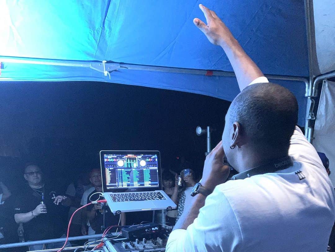 MIGHTY CROWNさんのインスタグラム写真 - (MIGHTY CROWNInstagram)「Last nite was a real soundsystem Knight! Celebrating @fujiyamasound @acura45 @kidd_fujiyama 25th anniversary with @bassodysseysoundsystem  @mastasimon @cojiecrown @samicrown_lens  #soundsystem #selector #dubplate #45  晴れて 人もガッツリ入って  このメンツで 楽しい夜なわけがない #reggae #dancehall #やすらげん」9月1日 12時46分 - mightycrown