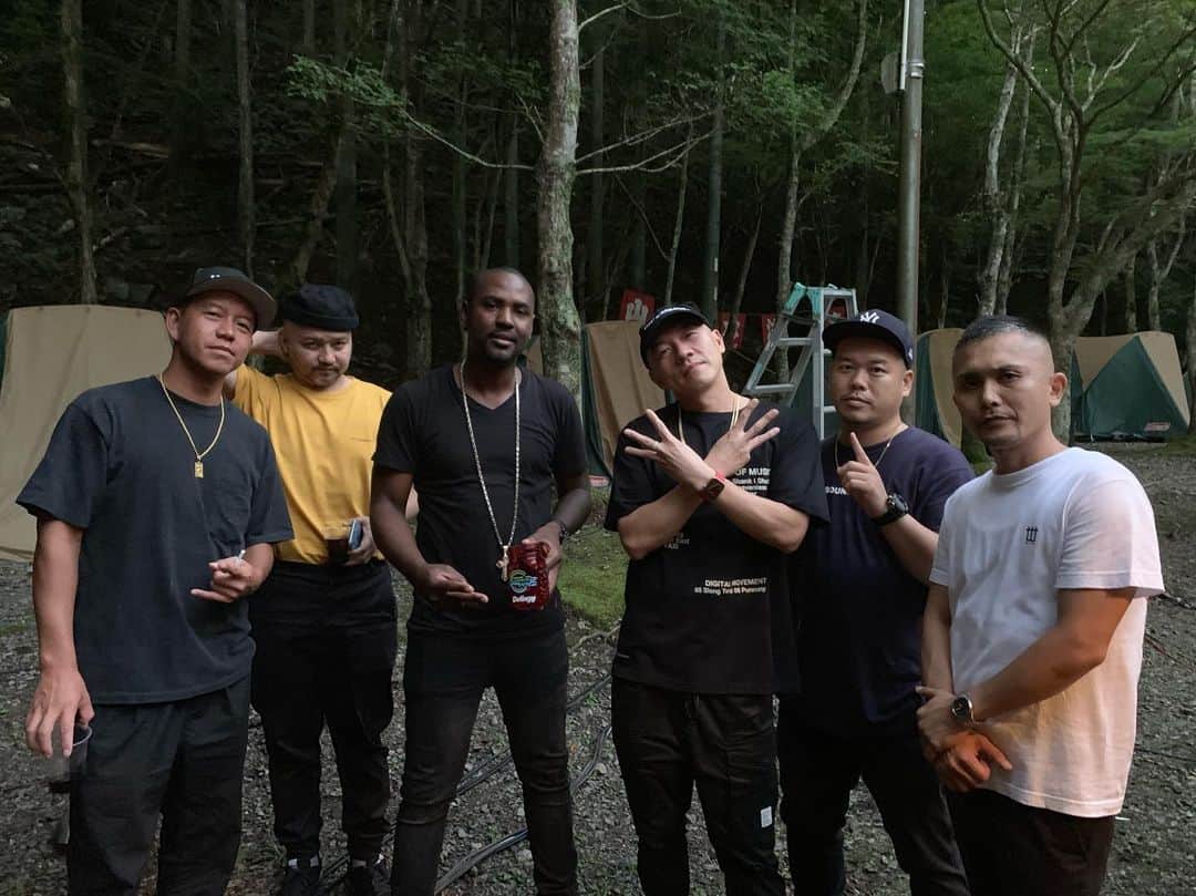 のインスタグラム：「Last nite was a real soundsystem Knight! Celebrating @fujiyamasound @acura45 @kidd_fujiyama 25th anniversary with @bassodysseysoundsystem  @mastasimon @cojiecrown @samicrown_lens  #soundsystem #selector #dubplate #45  晴れて 人もガッツリ入って  このメンツで 楽しい夜なわけがない #reggae #dancehall #やすらげん」