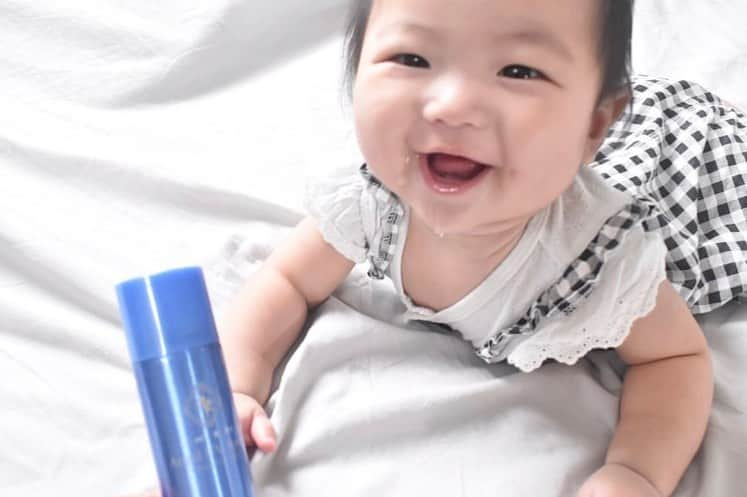 Fam's Baby ファムズベビーさんのインスタグラム写真 - (Fam's Baby ファムズベビーInstagram)「商品レビューありがとうございます😊 とにかくバリア機能と保湿にこだわったのでお使い頂くと実感されると思います✨ 9月になりましたけど、まだまだ暑い日が続くようですのでエンジェルUVスプレーでお肌ケアしましょう☀️ ・ ・ #日焼け止め必須#日焼け止めスプレー#敏感肌スキンケア#敏感肌コスメ#ベビースキンケア#乾燥肌にオススメ#乾燥性敏感肌#ゆらぎ肌#赤ちゃんも使える ・ ・ #Repost @izabel13ok ・・・ ・ ・ #スキンケアレビュー ・ ・ 赤ちゃんのスキンケア何使ってますか？🤔 ・ ・  ドケチな私がまさかの 定期購入ʬʬʬしている 程お気に入りの #ファムズベビー ☝︎ 娘の新生児期の乳児湿疹？ に悩んでた時に偶然見かけて購入した んですけど、 赤み、肌アレが数日で つるんつるんになったんです🥺 (２枚目) その後つるつる肌荒れ知らずのよだれ娘🤣 (個人差はあるかと思います🙏) ・ ・ 肌のバリア機能を整え あらゆる外的刺激から 繊細なベビースキンを 守ってくれます🥺✨ ・ ・ ６歳まで全身保湿をする事 今よく言われてますよね😌 ・ ・ 個人的に 赤ちゃんの肌トラブルに 悩んでる方に是非 試してみてほしい物のひとつです🥺 ・ ・ 赤ちゃんのお肌を守る #エンジェルuvスプレー (青い方) も日焼け止めながら バリア機能を整えて外的刺激から 肌を守ってくれます😌 ・ ・ #ファムズuvで検索 ☝︎ ・ ・ 息子や娘の薄い髪にも👶🏻👦🏻シュッ！ ・ ・ 赤ちゃんのスキンケアは たくさーんありますが うちはコレがあってました😄 ・ ・ #レビュー #ファムズuv #famsuv #ファムズ日焼け止め #angeluv #敏感肌日焼け止め #乳児湿疹 #赤ちゃんのいる生活  #がち定期購入 ← #愛用品」9月1日 12時46分 - famsbaby