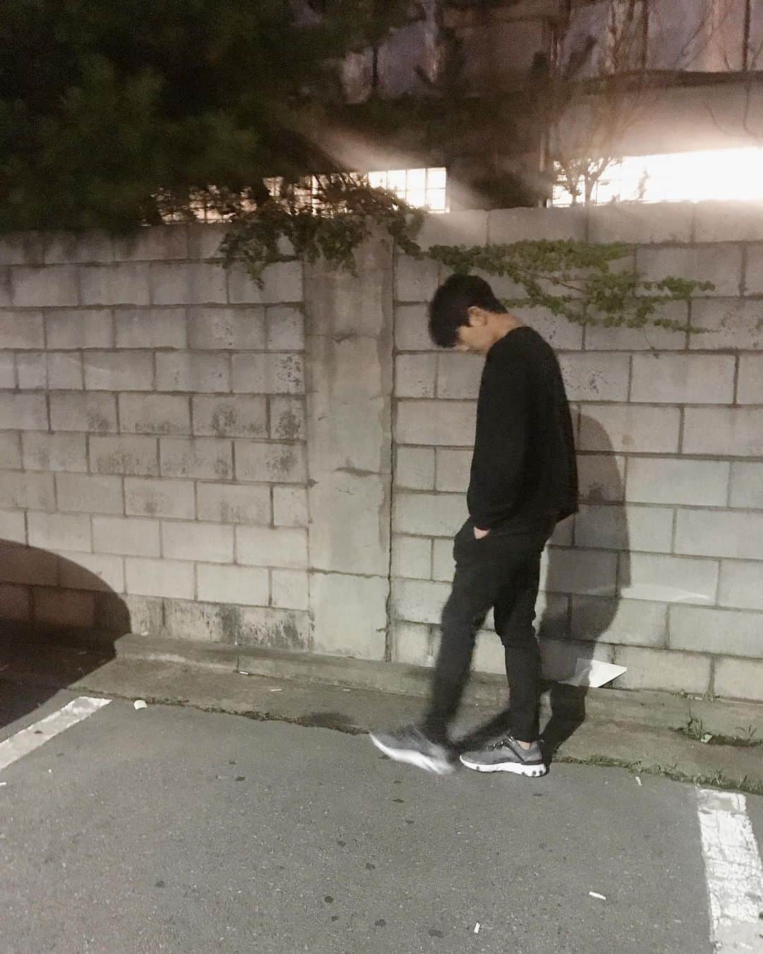 オン・ジュワンのインスタグラム：「심심할땐 길거리 돌맹이 차는게 최고지🤔 그나저나 참 짧게도 찍어놨다 친구야🤨」