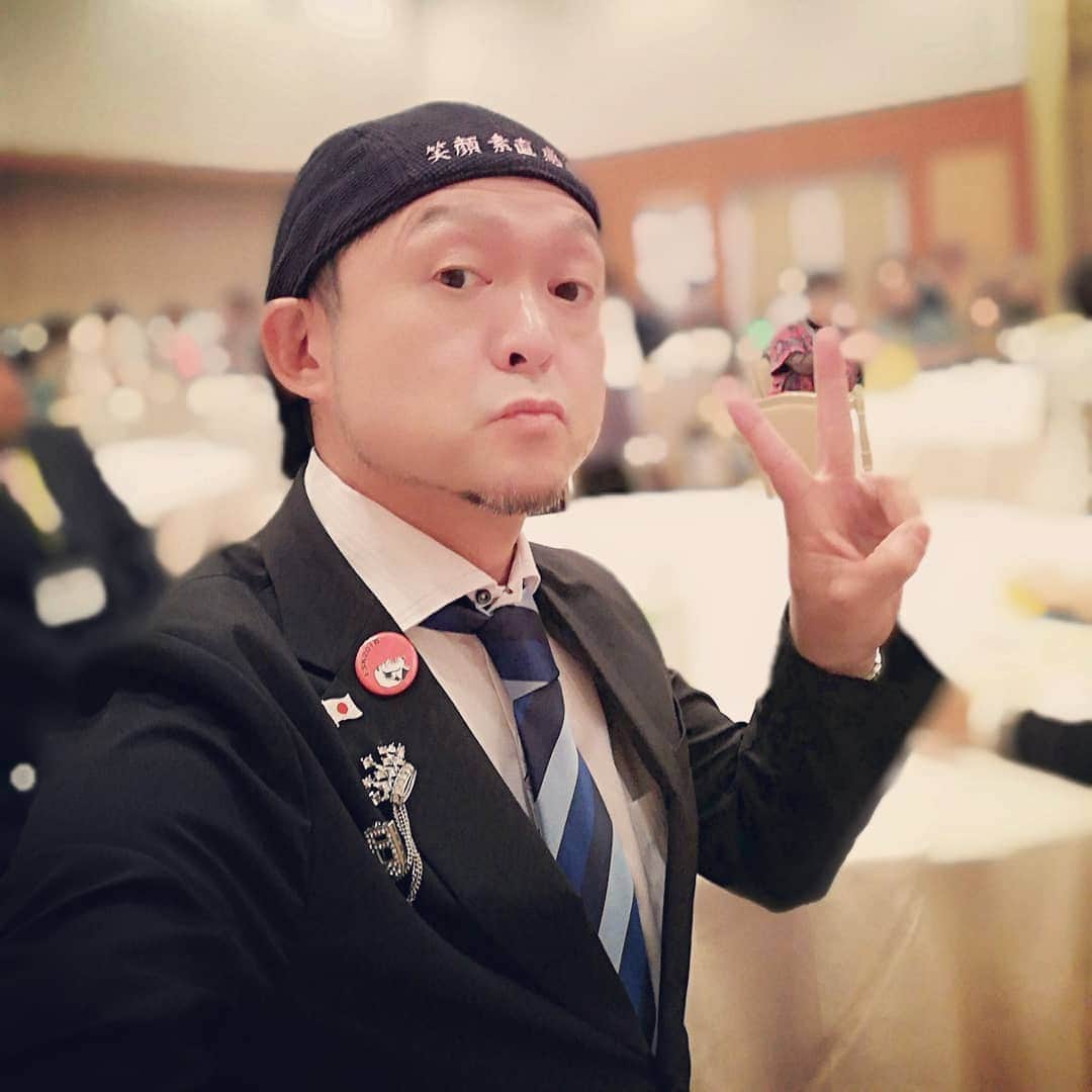 松本隆博のインスタグラム：「。 リハーサル終え。 今日は大分・別府。 第54回九州沖縄地区 防衛協会部会2019にて ステージ歌わせて頂きます 500名超の大きな部会です。 笑顔素直感謝 ♪\(*ˊᗜˋ*)/」