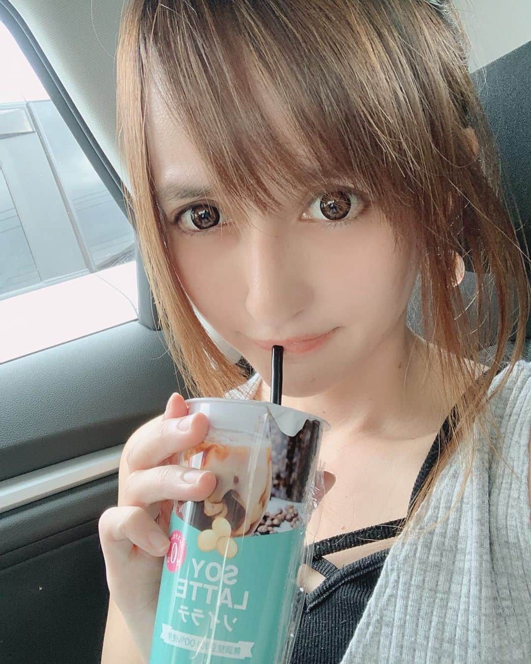 奥山絵里奈さんのインスタグラム写真 - (奥山絵里奈Instagram)「ちょっと変な味だった😂 豆腐飲んでるみたいな😶  近所にお出かけの時#ナチュラルメイク で！  今月の#カラコン は  #フォーリンアイズ @fallineyez のブラウンブラック ！  いつも大体薄い色のカラコンをつけるんだけど  たまには#清楚系 になりたかったので  #ブラウンブラック にしました！  黒目が大きく見えてくっきり自然でいい感じです❤️ #国産カラコン なので着け心地凄くいい💕  #カラコン #カラコンレポ #ハーフメイク #ハーフアイ #清楚系メイク #ママメイク #アラサーメイク #アラフォーメイク #ママコーデ #ドライブ #ドライブデート #ソイラテ #お団子ヘア #アラサーママコーデ #アラサーママメイク #アラフォーママメイク #ハイライトカラー #カラコンレビュー #男の子ママコーデ #日本製カラコン」9月1日 13時00分 - erinaokuyama