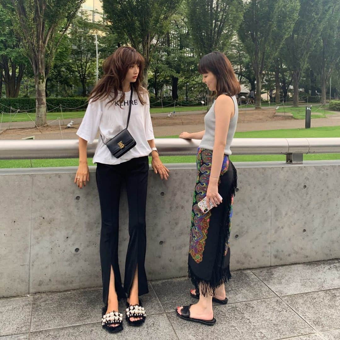 ヨンアさんのインスタグラム写真 - (ヨンアInstagram)「なんの話ししてたかな？💭久しぶりに @ayumi__y に会えて嬉しかった💋 OOTD 👚 @norc.jp 👖 @coel_y 👡 @miumiu 👜 @burberry」9月1日 13時01分 - youn1029