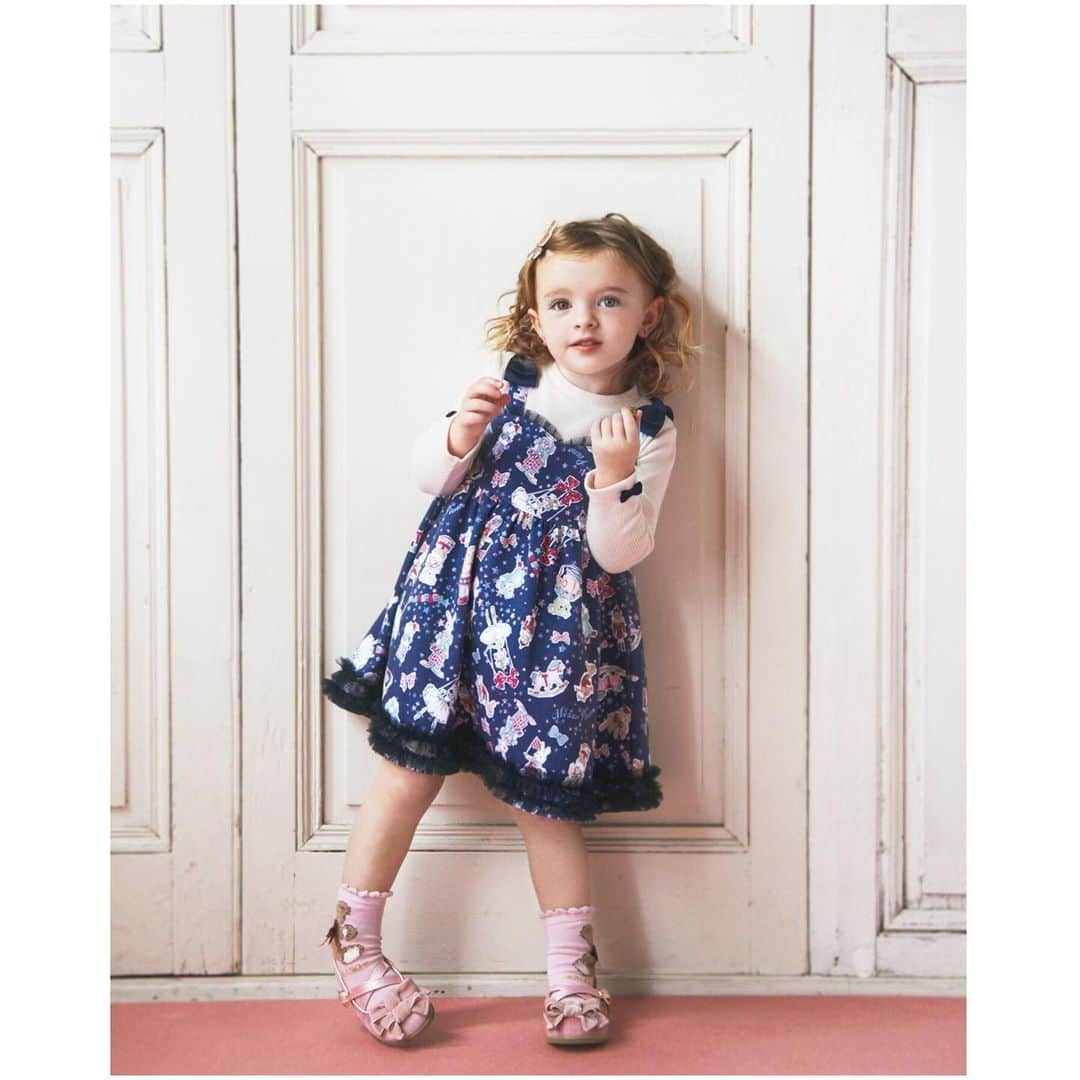 のインスタグラム：「. autumn collection 2019 . おもちゃ柄プリントが とってもキュートなワンピース♡ フリルをたっぷりあしらい メゾ ピアノらしいデザインに 仕上げています♡ . ■ワンピース ¥12,800 ■ヘアクリップ ¥2,000 ■ソックス ¥1,800 ■シューズ ¥8,900 . ※商品の入荷状況は、お近くのショップまで﻿﻿お問い合わせください。 ﻿﻿ ﻿﻿. ﻿﻿﻿﻿ ❤︎︎︎❤︎︎︎❤︎︎︎❤︎︎︎❤︎︎︎❤︎︎︎❤︎︎︎❤︎︎︎❤︎︎︎❤︎︎︎❤︎︎︎❤︎︎︎❤︎︎︎❤︎︎︎❤︎︎︎❤︎︎︎﻿﻿﻿﻿﻿﻿﻿﻿ #mezzopiano #メゾピアノ﻿ #autumncollection #秋コレクション#秋物﻿ #新作  #プリセス#フリル#フラワー #女の子のママ #女の子ママとつながりたい #可愛い #女の子 #ピンク好き #ピンク#ママスタグラム#ママ撮 #インスタベイビー#ベビスタグラ#kidsfashion #kidswear  #pink #こども #子供服 #kidswear  #キッズファション #kidsfashion #ig_japan #ig_kid﻿」