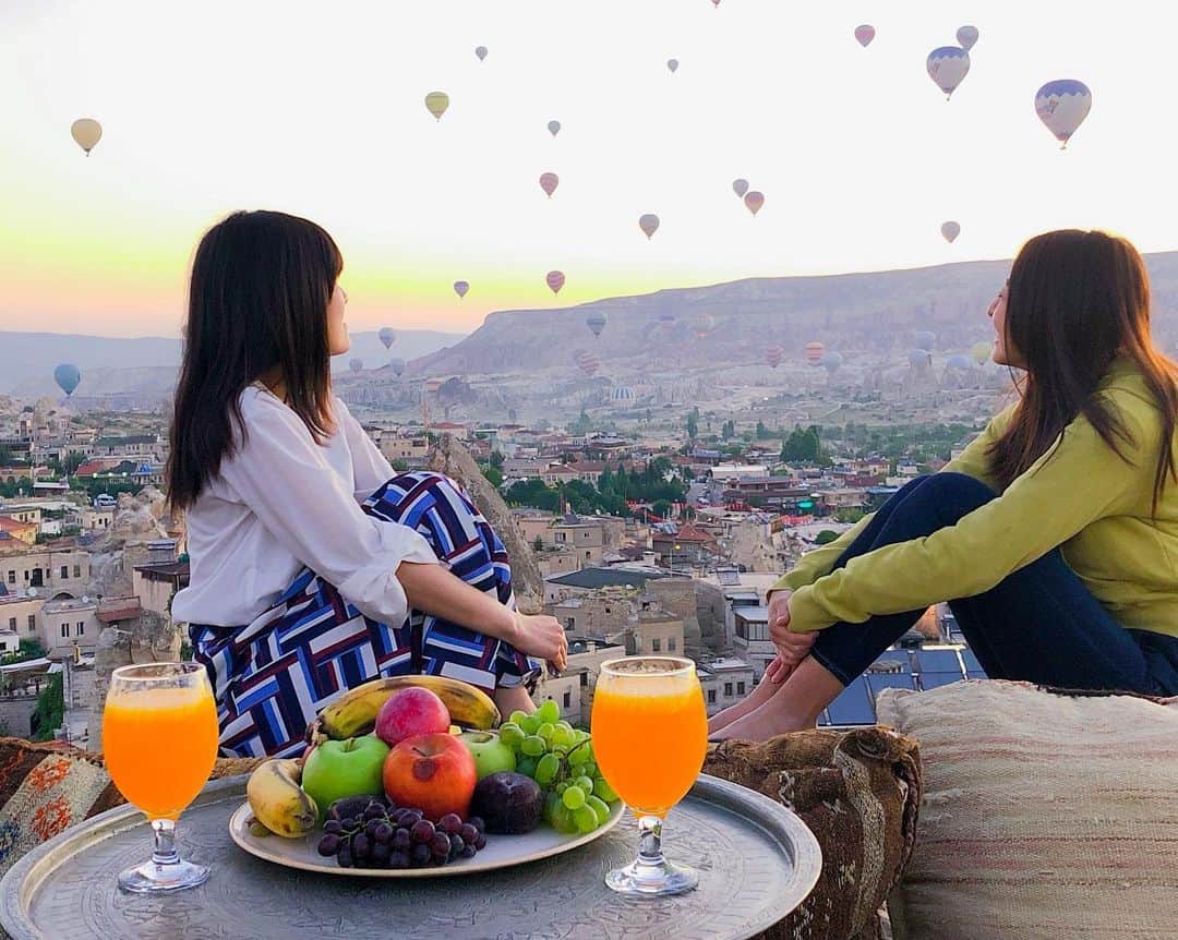竹内里奈さんのインスタグラム写真 - (竹内里奈Instagram)「🇹🇷トルコのカッパドキアでは、 毎朝、日の出とともに気球が打ち上げられます🎈 早起きすると、ホテルの屋上からは、 こんな素敵な景色が‥🌈 おとぎの国みたいな非日常の風景に心が癒されます🥰  #カッパドキア #トルコ旅行 #世界の絶景 #気球 #日の出 #旅行好きな人と繋がりたい #写真好き #女子旅 #非日常 #アナウンサー #フリーアナウンサー #竹内里奈」9月1日 13時06分 - rina.takeuch