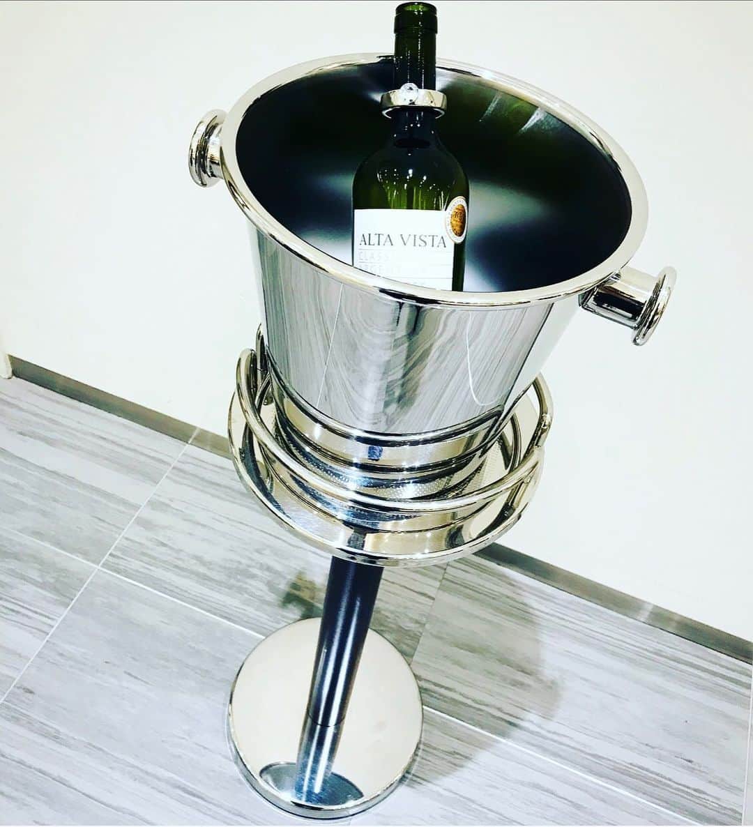 Omotecho Style Storeさんのインスタグラム写真 - (Omotecho Style StoreInstagram)「たまにはお昼からワイン🍷を飲んで大人の贅沢な時間を過ごすのも……♡ 【ALESSI】 <ドロップリング>￥4,500+TAX <ワインクーラー>￥30,000+TAX <クーラースタンド>￥69,000+TAX  #alessi #アレッシー #madeinitaly🇮🇹 #ワイン #ドロップリング #ワインクーラー #クーラースタンド #日曜日 #優雅 #大人 #贅沢 #happy #okayama  #セレクトショップ #omotechostylestore」9月1日 13時06分 - omotechostylestore