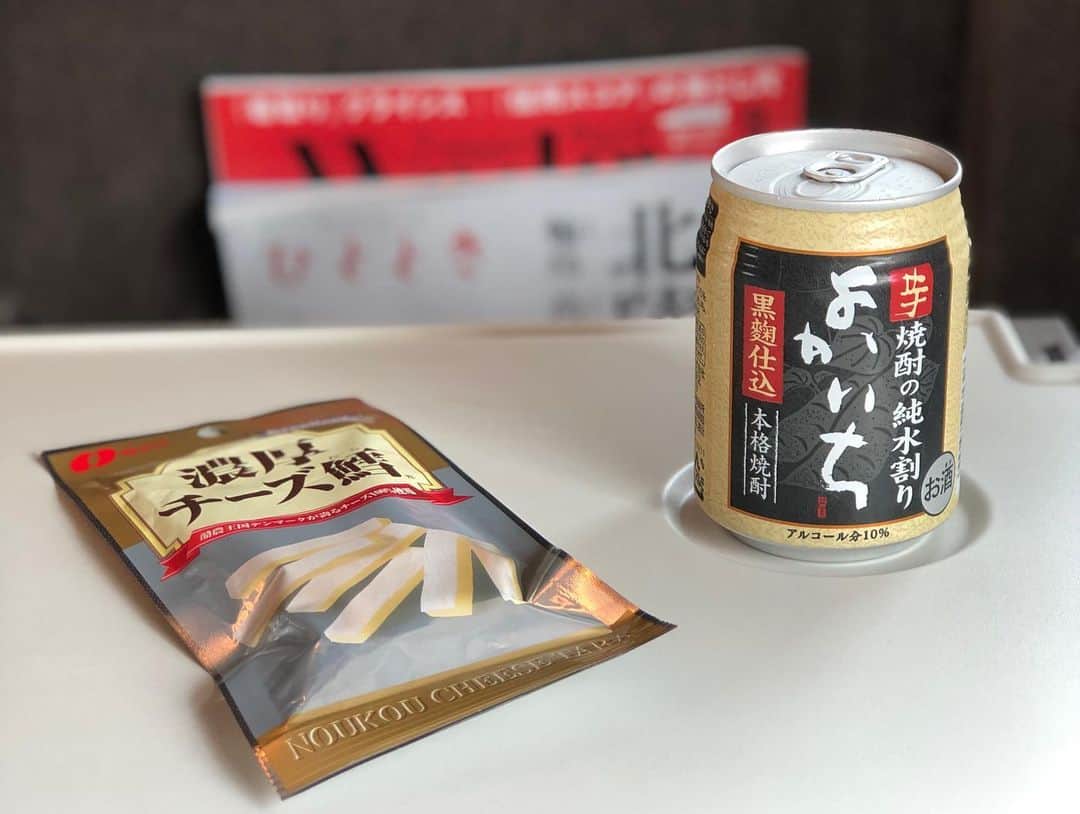 有江嘉典さんのインスタグラム写真 - (有江嘉典Instagram)「ツアー終了。東京に帰ります。愛しい日々をありがとう。SEITONにお祝いのお酒もらって嬉しい。そして帰りは新幹線グリーン車で楽させてもらってます。また飲んじゃうじゃん。」9月1日 13時06分 - yoshinori_arie
