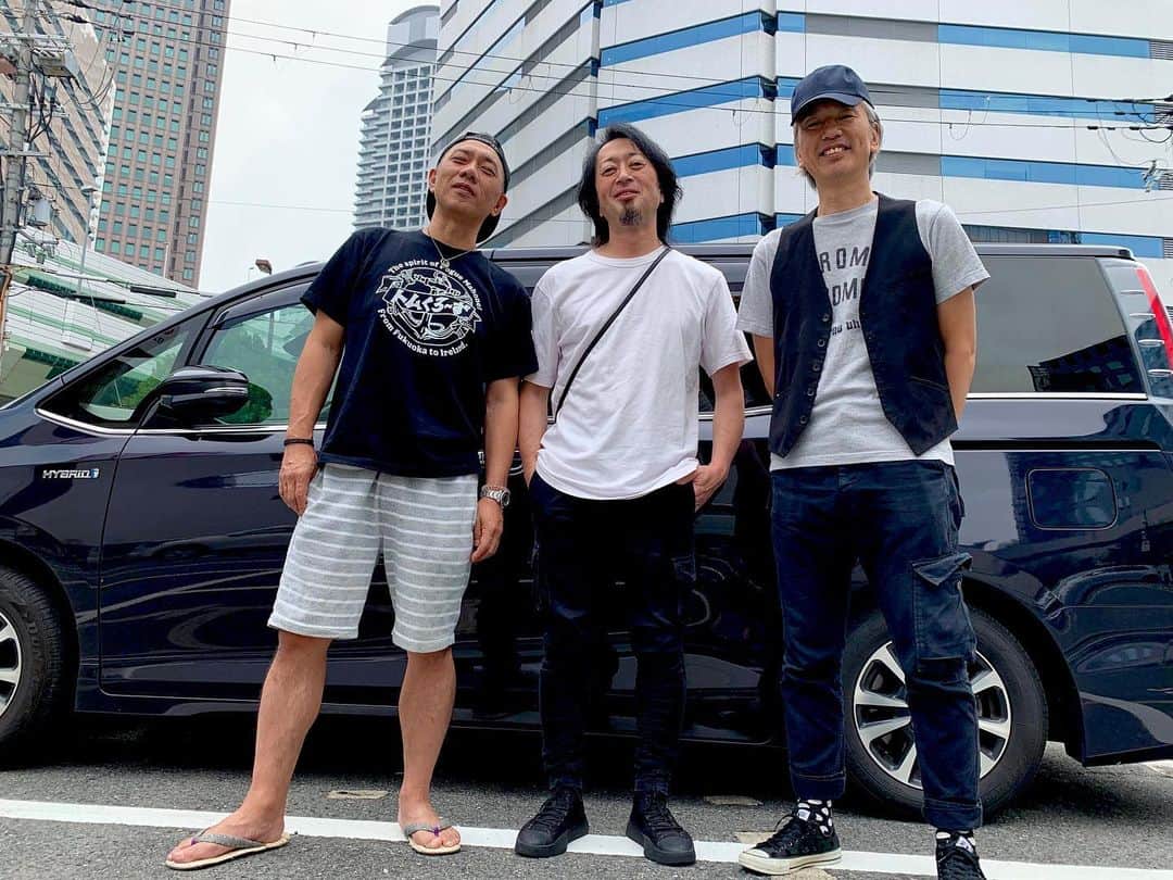 のインスタグラム：「ツアー終了。東京に帰ります。愛しい日々をありがとう。SEITONにお祝いのお酒もらって嬉しい。そして帰りは新幹線グリーン車で楽させてもらってます。また飲んじゃうじゃん。」