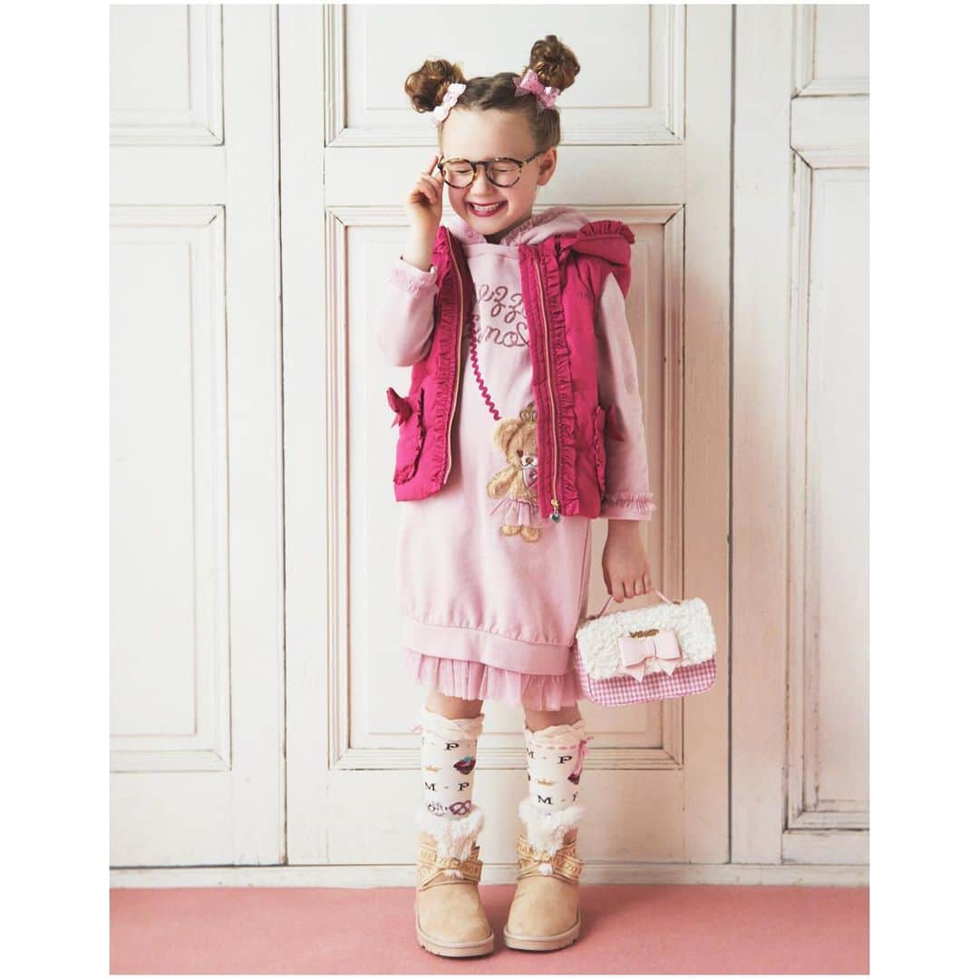 のインスタグラム：「. autumn collection 2019 . くまちゃんモチーフの フーディーワンピースに ダウンベストをプラスして♡ キューなカジュアルスタイルの 完成〜♡ . ■ダウンベスト ¥12,800 ■ワンピース ¥12,800 ■ヘアポニー ¥1,800 ■ヘアクリップ ¥2,000 ■バック ¥8,300 ■ソックス ¥1,900 ■ブーツ ¥9,800 . ※商品の入荷状況は、お近くのショップまで﻿﻿ お問い合わせください。 ﻿﻿ ﻿﻿ ﻿﻿﻿﻿ ❤︎︎︎❤︎︎︎❤︎︎︎❤︎︎︎❤︎︎︎❤︎︎︎❤︎︎︎❤︎︎︎❤︎︎︎❤︎︎︎❤︎︎︎❤︎︎︎❤︎︎︎❤︎︎︎❤︎︎︎❤︎︎︎﻿﻿﻿﻿﻿﻿﻿﻿ #mezzopiano #メゾピアノ﻿ #autumncollection #秋コレクション#秋物﻿ #新作  #プリセス#フリル#フラワー #女の子のママ #女の子ママとつながりたい #可愛い #女の子 #ピンク好き #ピンク#ママスタグラム#ママ撮 #インスタベイビー#ベビスタグラ#kidsfashion #kidswear  #pink #こども #子供服 #kidswear  #キッズファション #kidsfashion #ig_japan #ig_kid﻿」
