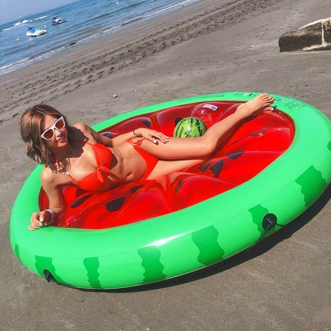 あおい夏海さんのインスタグラム写真 - (あおい夏海Instagram)「これがホントのスイカ女子🍉 #スイカ #スイカ女子 #スイカ浮き輪 #海 #夏の終わり #夏休み #筋肉女子 #日焼け女子」9月1日 13時10分 - natsumi.aoi