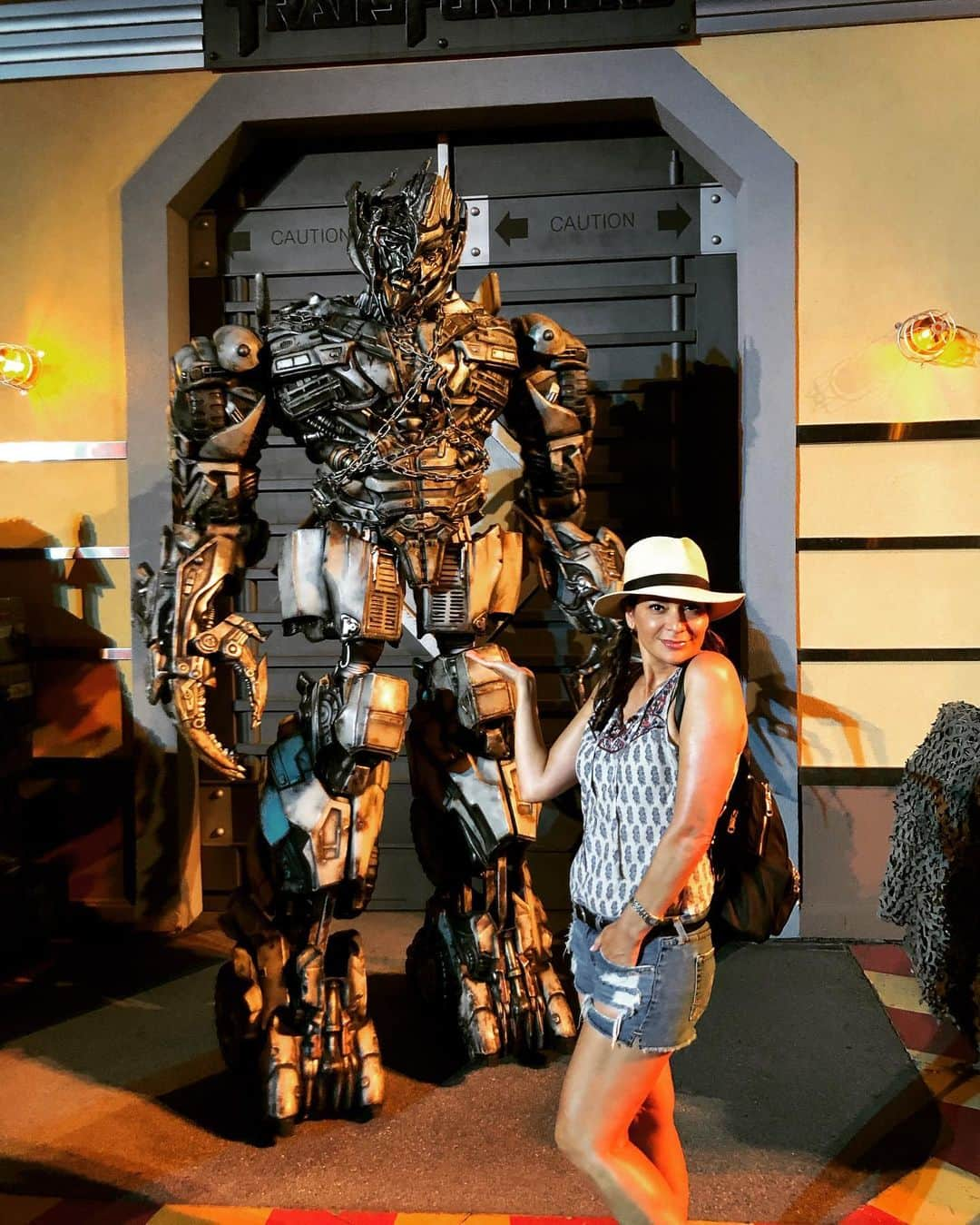 コンスタンス・マリーさんのインスタグラム写真 - (コンスタンス・マリーInstagram)「Oh I DO love them tall & steely eyed.... #Megatron  No wait. #Bumblebee  No..... #TheOtherGuy  #UniversalStudios #Saturday」9月1日 13時13分 - goconstance