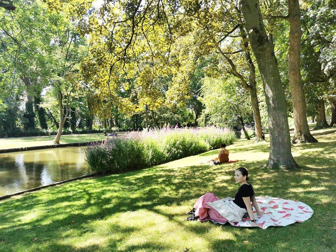 山川春奈のインスタグラム：「この旅の中で際立って美しかった場所、ブルージュの #minnewaterpark  素敵な場所過ぎて皆好きになってしまうのわかるなぁ... ベルギーの水の都と呼ばれていて本当に映画の中の世界みたいな所でした🌿  運河に白鳥が住んでいて、夕暮れの空が絵画みたいな色になります🦢白鳥っておとなしいのだね、可愛かった  #ブルージュ #水の都 #白鳥 #minnewaterpark #minnewaterlake #nofilter #愛の湖公園 #bruges #白鳥の首が思いのほか長かった」