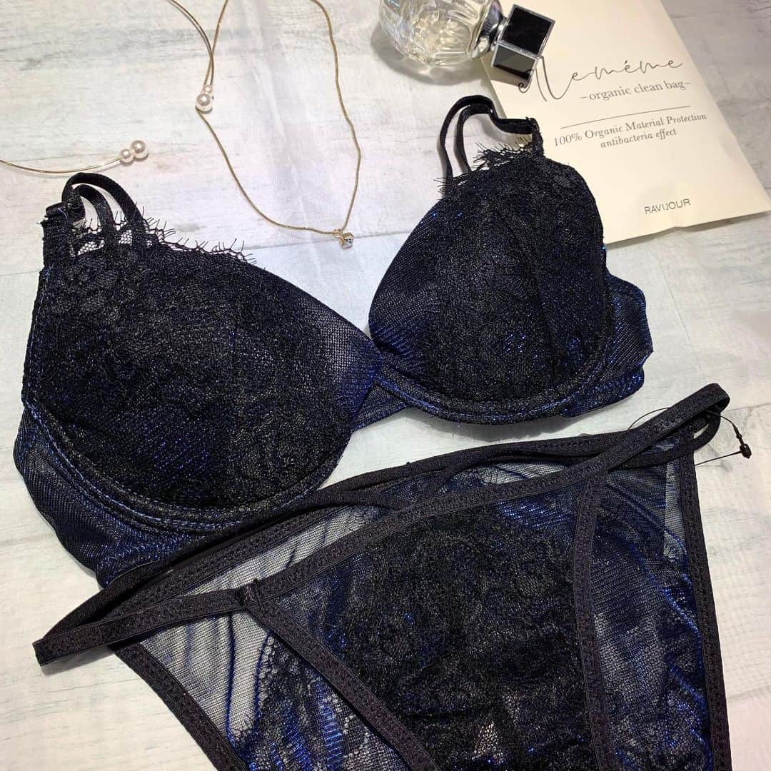 Ravijour札幌4丁目プラザ店のインスタグラム：「#onsale 着けやすいビューティーリフト💟 グリッターもセクシーに💙 詳しくはblog更新しました！ TOPのURLから飛んでください！ #ラヴィジュール #ravijour  #ravijourstaff  #ravijourofficial  #ravijoursapporo」