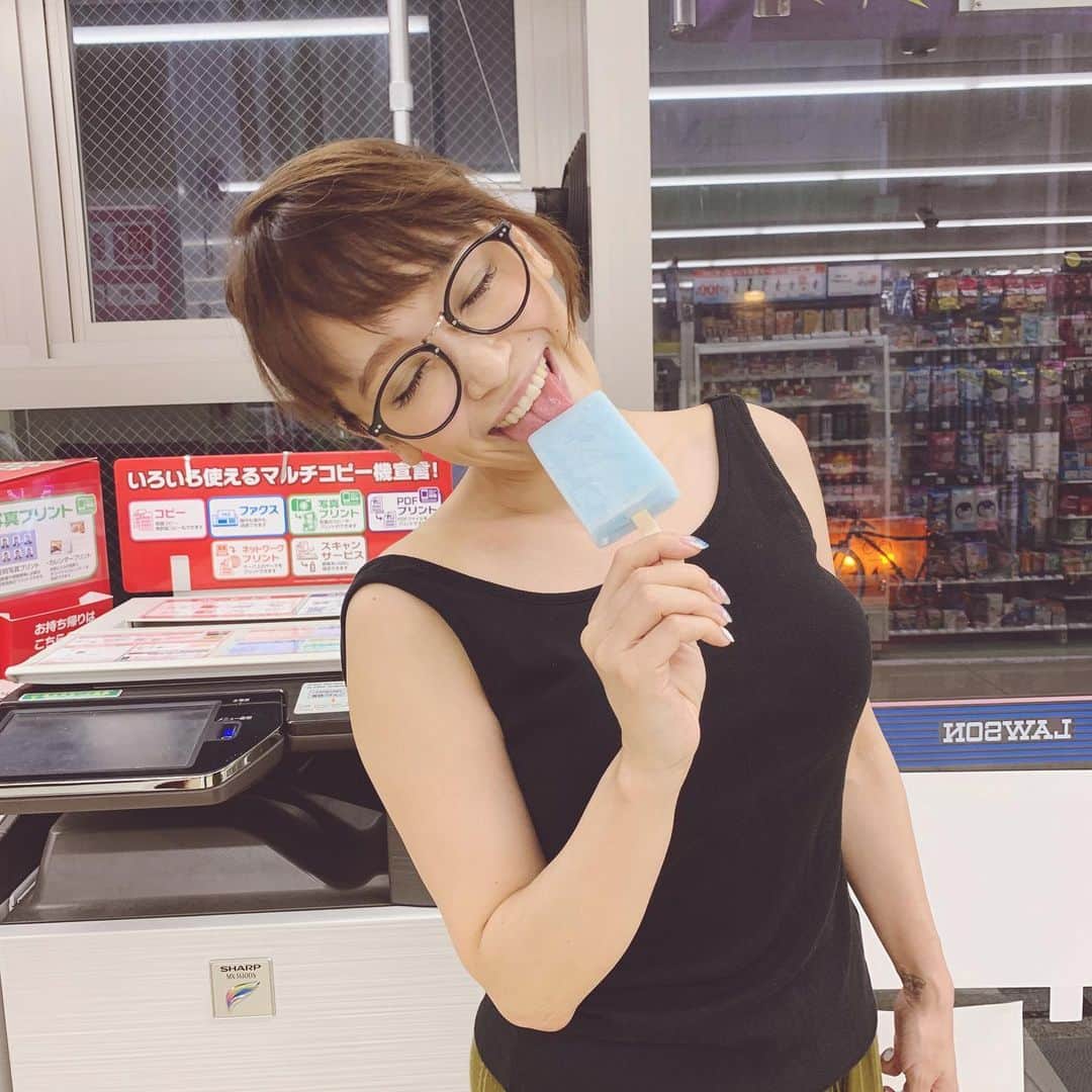 Soweluのインスタグラム：「夏よまだ終わらないでおくれ みんなは夏の思い出作れた？  まだ海も行ってないし 今年はあまり夏らしいイベントには行けなかったかなぁ アイスは食べたけどw お祭りとか花火大会行きたかったな〜〜🎆 ・ ・ 9月スタートやね 健康第一、思いやり第一で いきましょ♡ ・ ・ #まだ夏はつづく  #ガリガリ君 #イートインスタイル🏪」
