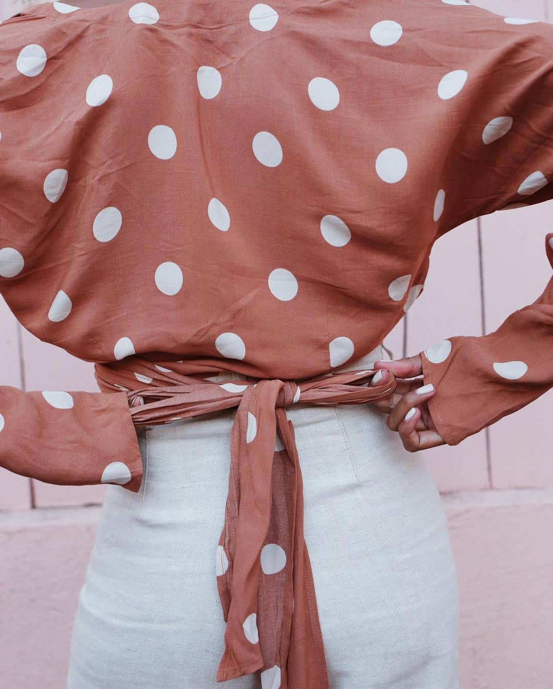 ジュリー・サリニャーナさんのインスタグラム写真 - (ジュリー・サリニャーナInstagram)「Sucker for polka dots, but who isn’t?✨ wearing @lacademie_ from @revolve #revolveme」9月1日 13時32分 - sincerelyjules