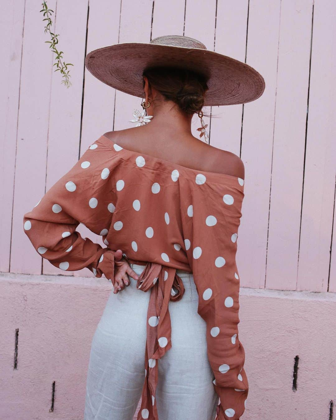 ジュリー・サリニャーナさんのインスタグラム写真 - (ジュリー・サリニャーナInstagram)「Sucker for polka dots, but who isn’t?✨ wearing @lacademie_ from @revolve #revolveme」9月1日 13時32分 - sincerelyjules