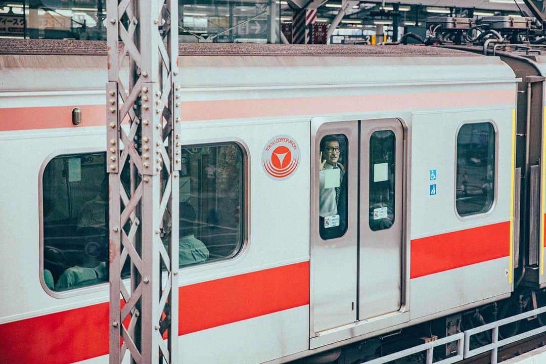 のインスタグラム：「令和元年、9月のジョニスタグラムは「自由が丘」からお送り致します。今月もお楽しみに。 #岩井ジョニ男 #iwaijonio #jonioIwai #ジョニスタグラム #jonistagram #イワイガワ #iwaigawa #浅井企画 #asaikikaku #幻の哀愁おじさん  #令和 #令和元年 #電車 #train  #東急線 #東急東横線 #サラリーマン #whitecollarwork #ninetofiver #東京 #tokyo #自由が丘 #ziyuugaoka  #岩井眼鏡店 @iwaimeganeten  #ヴィンテージスーツ @vintage_gentry  #instagram  #instagood  #model #cool #cooljapan」