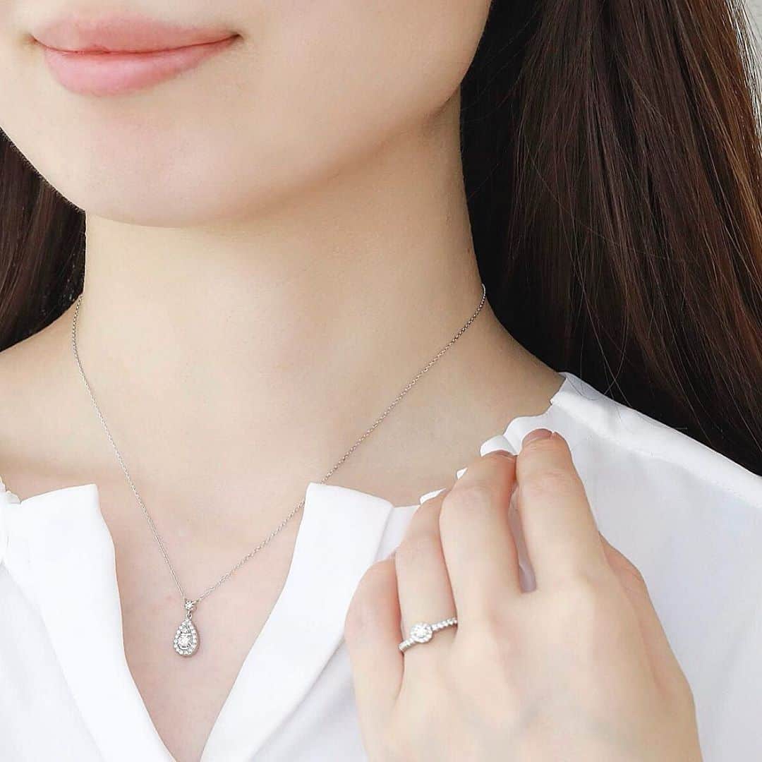 ヴァンドーム青山さんのインスタグラム写真 - (ヴァンドーム青山Instagram)「. 【 coordinate 】 ダイヤモンドとプラチナが織りなす気品ある輝きが魅力的なジュエリー。  少し縦長なシルエットのしずくモチーフのネックレスが胸元に洗練された印象を与えてくれます。 . #diamond #ダイヤモンド #platinum #プラチナ #necklace #ネックレス #指輪 #記念日ジュエリー  #jewelry #accessory  #ジュエリーコーデ  #anniversarygift  #vendomeaoyama  #ヴァンドーム青山」9月1日 13時41分 - vendomeaoyama_official