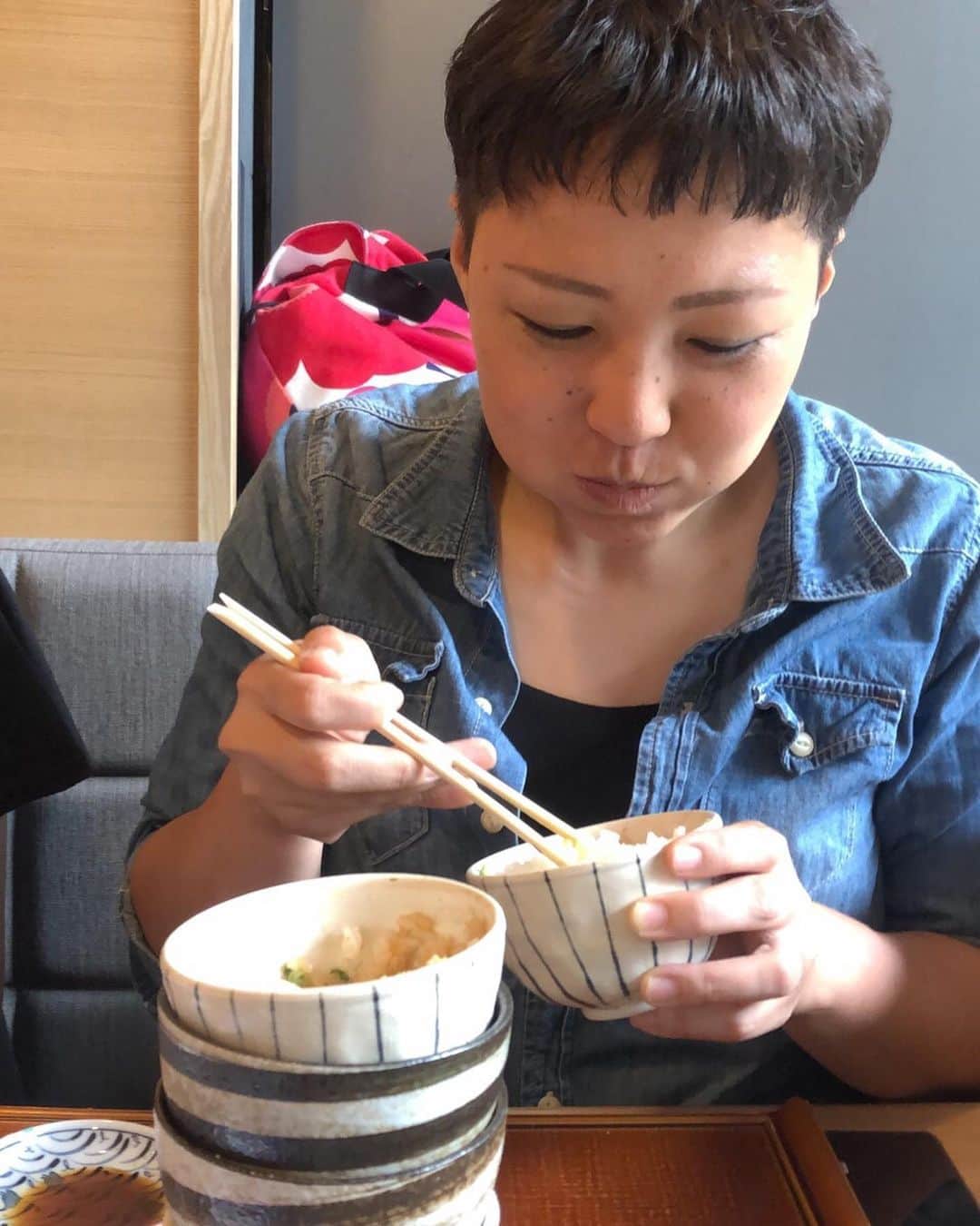 Yuri Sakuraiさんのインスタグラム写真 - (Yuri SakuraiInstagram)「: 北海道マラソンからあっという間に1週間。 : フルマラソンで消費したエネルギーは、 食べても食べても未だに食欲がすごい(笑) : 最終日に食べた海鮮ランチは、 この量で880円!!って安いよね♪ : 時間の関係などでおすすめして頂いた場所は 行けなかったのでがですが、 @_umetomo_ が 一生懸命調べてくれて皆大満足✨ ありがとーー!! : 改めて、菊池さんの去年の北海道マラソンから 30分位タイムを縮め、 4時間7分での記録更新はすごい!!!! : 目標決めてチャレンジするって、 悔しい思いをする事もあるけど、 改めて楽しい!!と感じました!! : 絶賛両足肉離れ中なので(笑)、 次は10月の宮城に向けて治して、 またランニング再開する予定♪ : 今日から9月!! きっとあっという間に 終わるであろう2019年。 : 成長できるように引き続き頑張ります!! : #フルマラソンは北海道マラソン#北海道#海鮮丼#ランチ#北海道ランチ#札幌グルメ#北海道グルメ#グルメ#東北みやぎ復興マラソン#宮城#ランニング#挑戦#チャレンジ#クロスペンダント#エクスポジション#Marathon#running#team#exposition#桜井有里」9月1日 13時47分 - yuri_sakuraiii