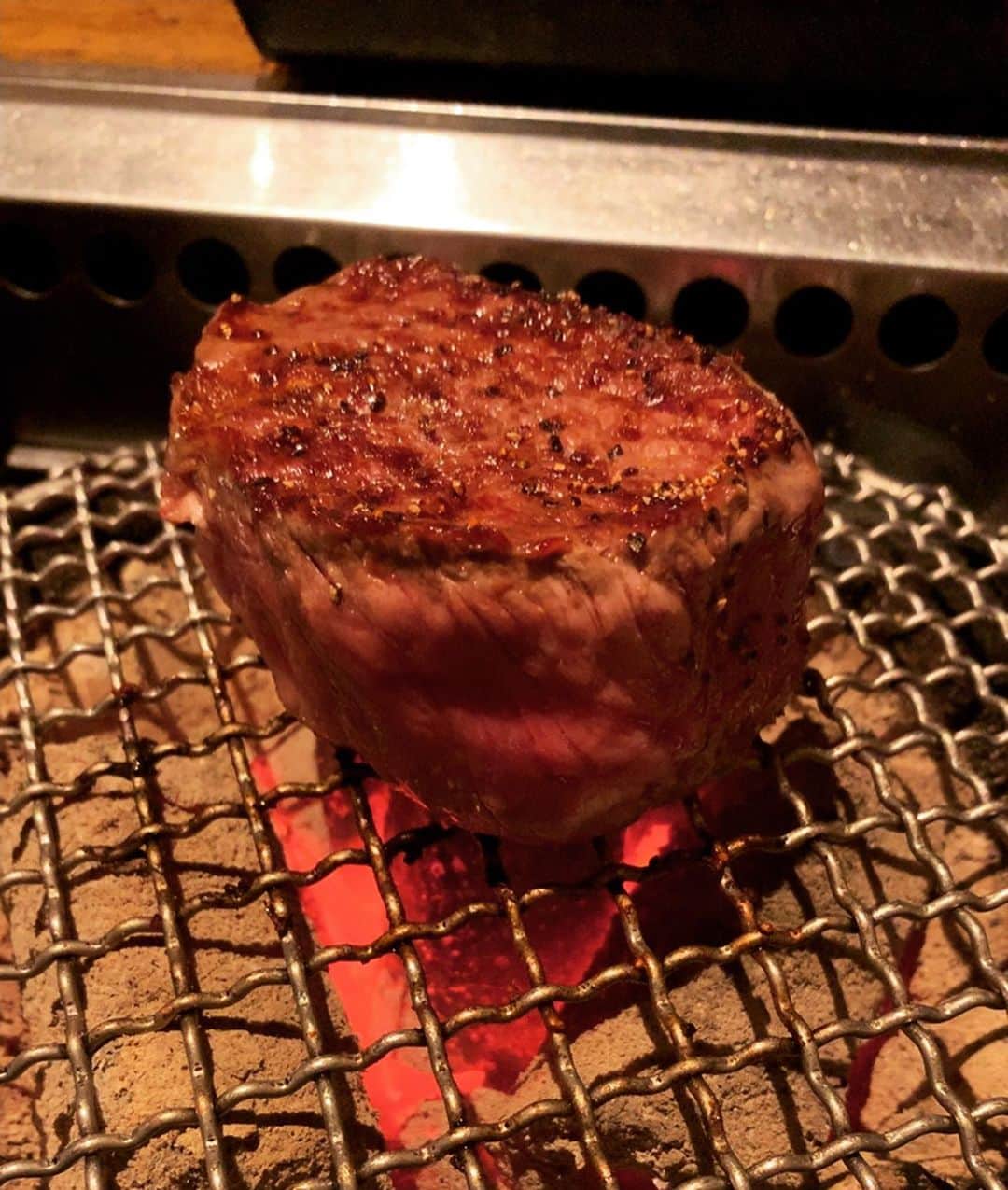 森藤恵美さんのインスタグラム写真 - (森藤恵美Instagram)「随分前に友達と焼肉を食べに行った写メが出てきた😄🥩 名物、肉のヒマラヤを初めて食べた😋 くぅーーーー、写真見てたら焼肉が食べたくなってしまったじゃないか🤤🤤 #焼肉 #肉のヒマラヤ #タンとホルモンも美味しかったよ」9月1日 13時49分 - emi_morifuji