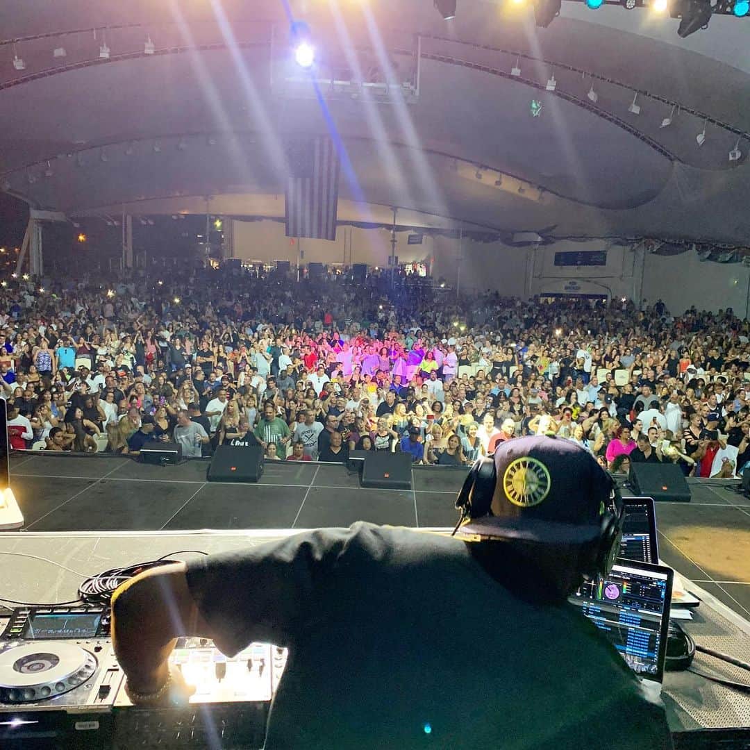 ファンクマスター・フレックスのインスタグラム：「@feverrecords freestyle concert! FunkFlex on the set! I had an amazing time! Pow! @k7tka x @judytorresmusic x @therealgeorgelamond x @frankiecutlass !!!! Mean!!! Pic via: @djhrnyc x @litdigitaldjs !!!! 25/older !!!!」