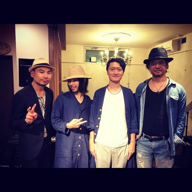 YoYoさんのインスタグラム写真 - (YoYoInstagram)「この夏を締めくくる、JAW meets Pianoman Summer Jazz Night @ カフェスタジオCOTONOHA。七夕Jazz Night Tour追加的公演となって思いを果たせたJmP夏のライブ in 福岡。熱く熱く熱し冷め止まない夜！でございました。 ラスト一席！駆け付けてくれてソールドアウト！近距離も近距離。ずっと背を向けてピアノ演奏するスタイルとなりまして背中がぞわぞわ。 新たなメンバーETさんも迎え、まだ新鮮なセッションとなり、1st Stageで沸点まで達する！！ 大盛り上がりと笑顔と笑い声を届けてくれる皆さんとのセッション♫が楽しくて、言葉も増えてしまう一方でしたが、このまま終わらない夜、終わらない夏、過ごしていたい〜( ´∀｀)と思うくらい楽しかった。  また帰って来ます。クリスマスシーズン5年目のJmPは沸点へ達することとなるに違いない。。。この先の幸な時間も楽しみにしている。。 コトノハ、最高にアットホームで愛に溢れる空間♡#jawmeetspianoman #yoyothepianoman #soffet #cafestudiocotonoha」9月1日 13時56分 - yoyo_soffet